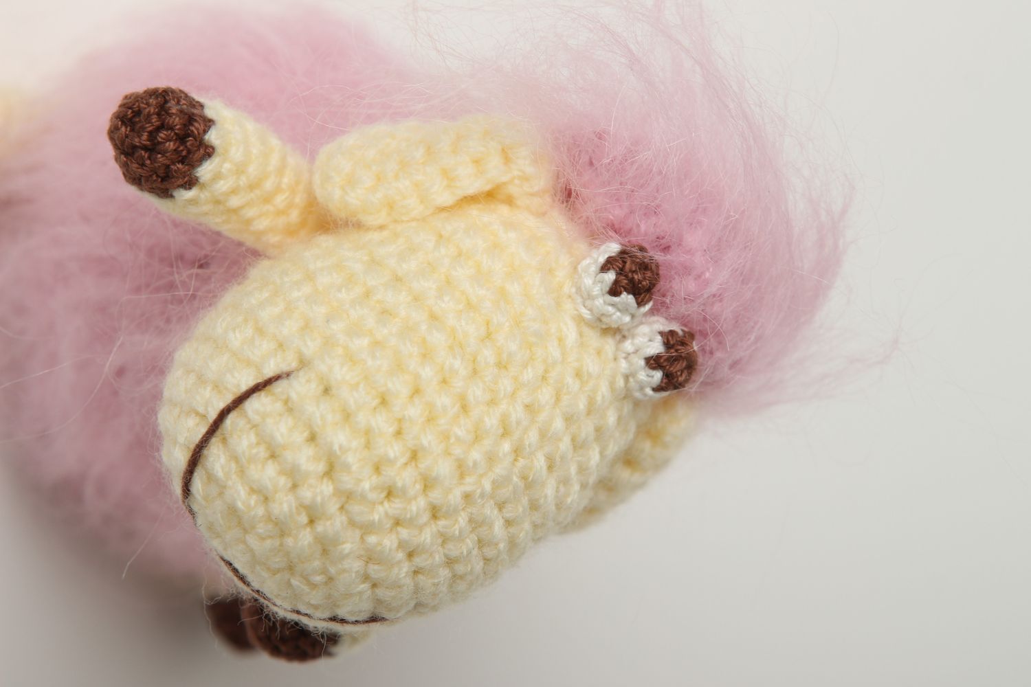 Peluche brebis faite main Cadeau enfant Déco maison rose tricotée crochet photo 2