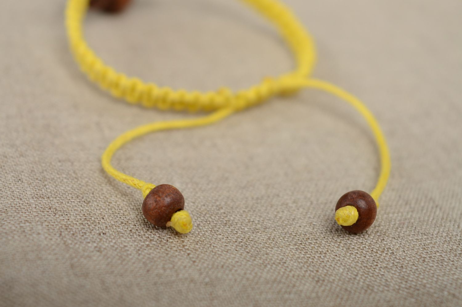 Bracelet en macramé de lacet ciré et perles en bois jaune fleur fait main femme photo 4