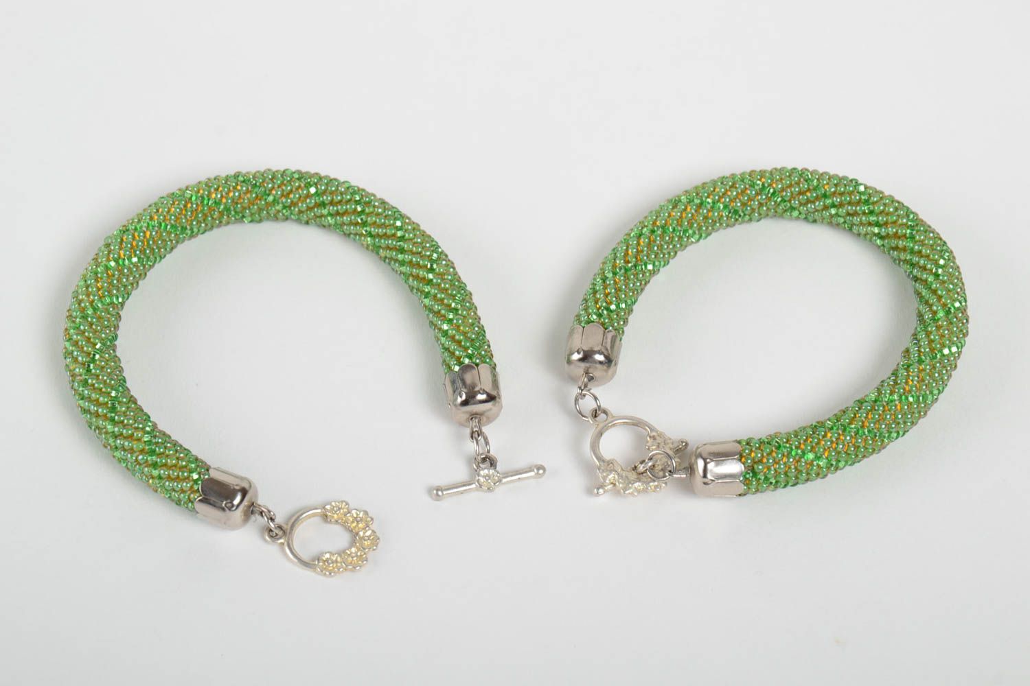 Набор браслетов-жгутов из бисера наручных толстых зеленых ручной работы 2 штуки фото 4