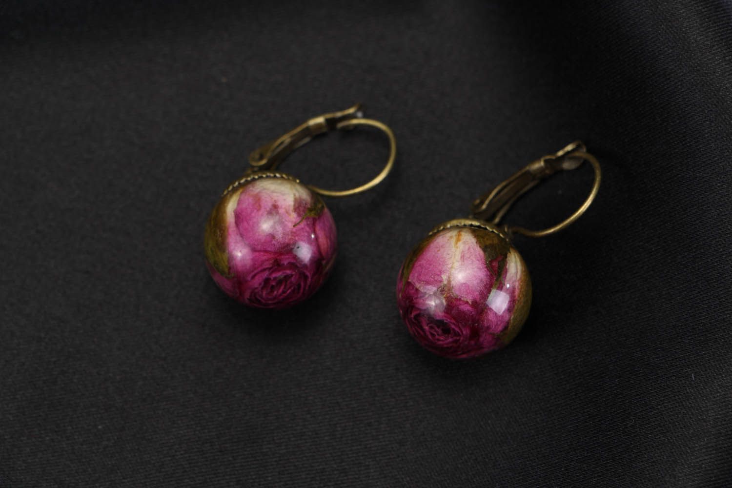 French clip earrings made of real rose buds photo 2