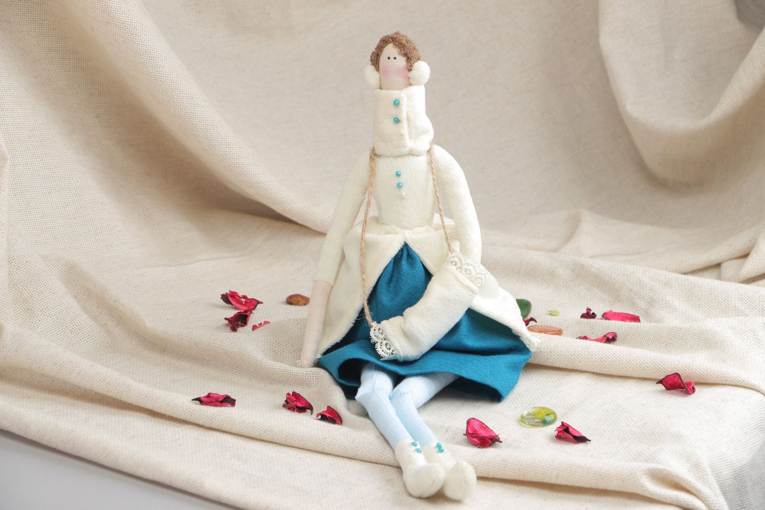 Belle poupée en tissus naturels vêtue d'un manteau faite main Fille adorable photo 5