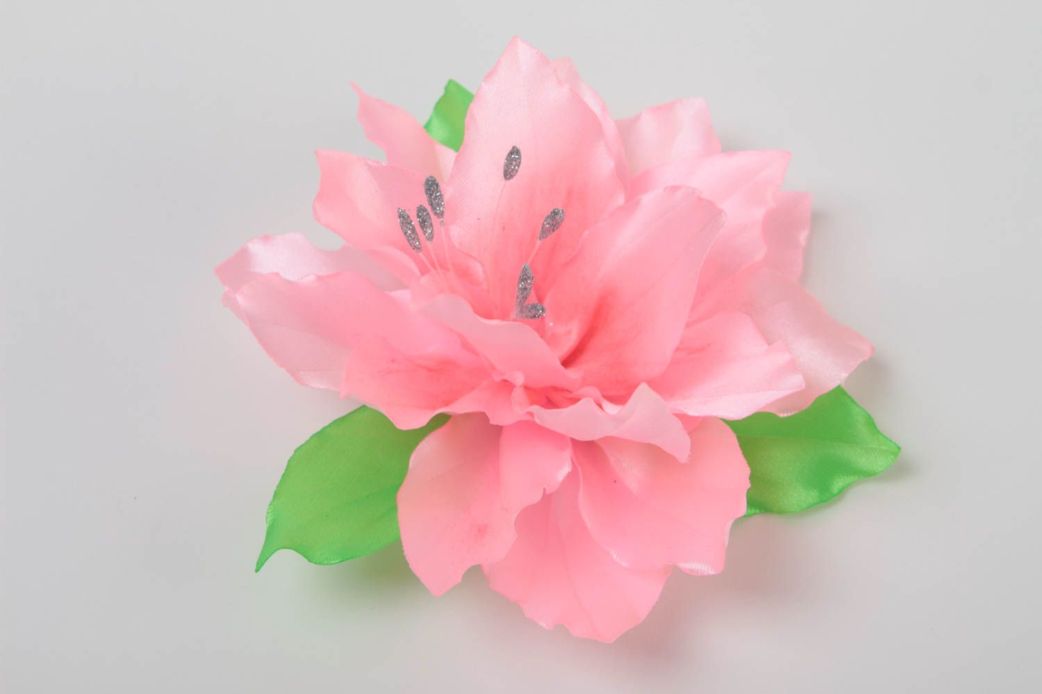 Заколка для волос с атласным цветком большая розовая нежная ручной работы фото 2