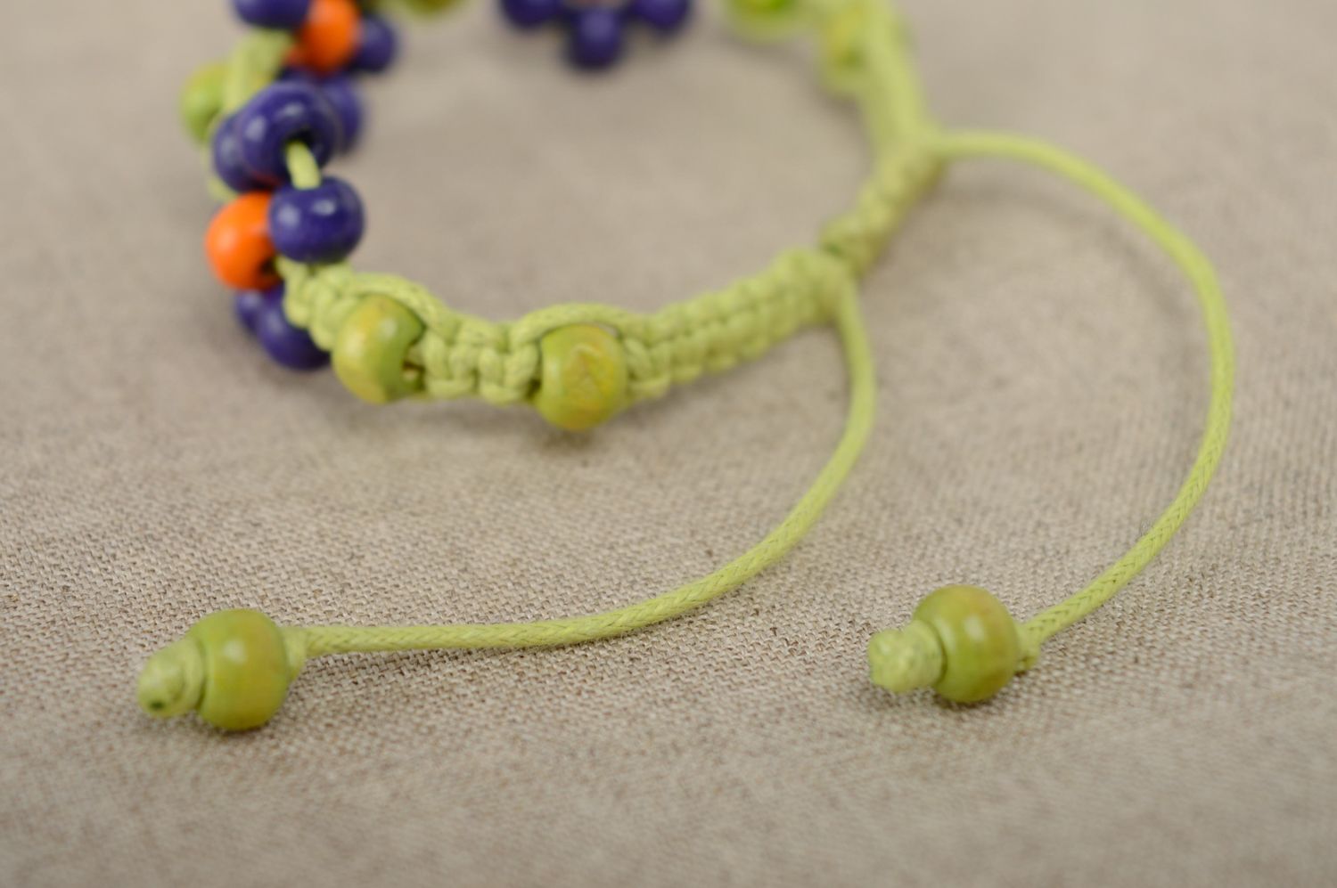 Bracelet en cordon tressé étroit multicolore avec perles en bois en macramé  photo 4