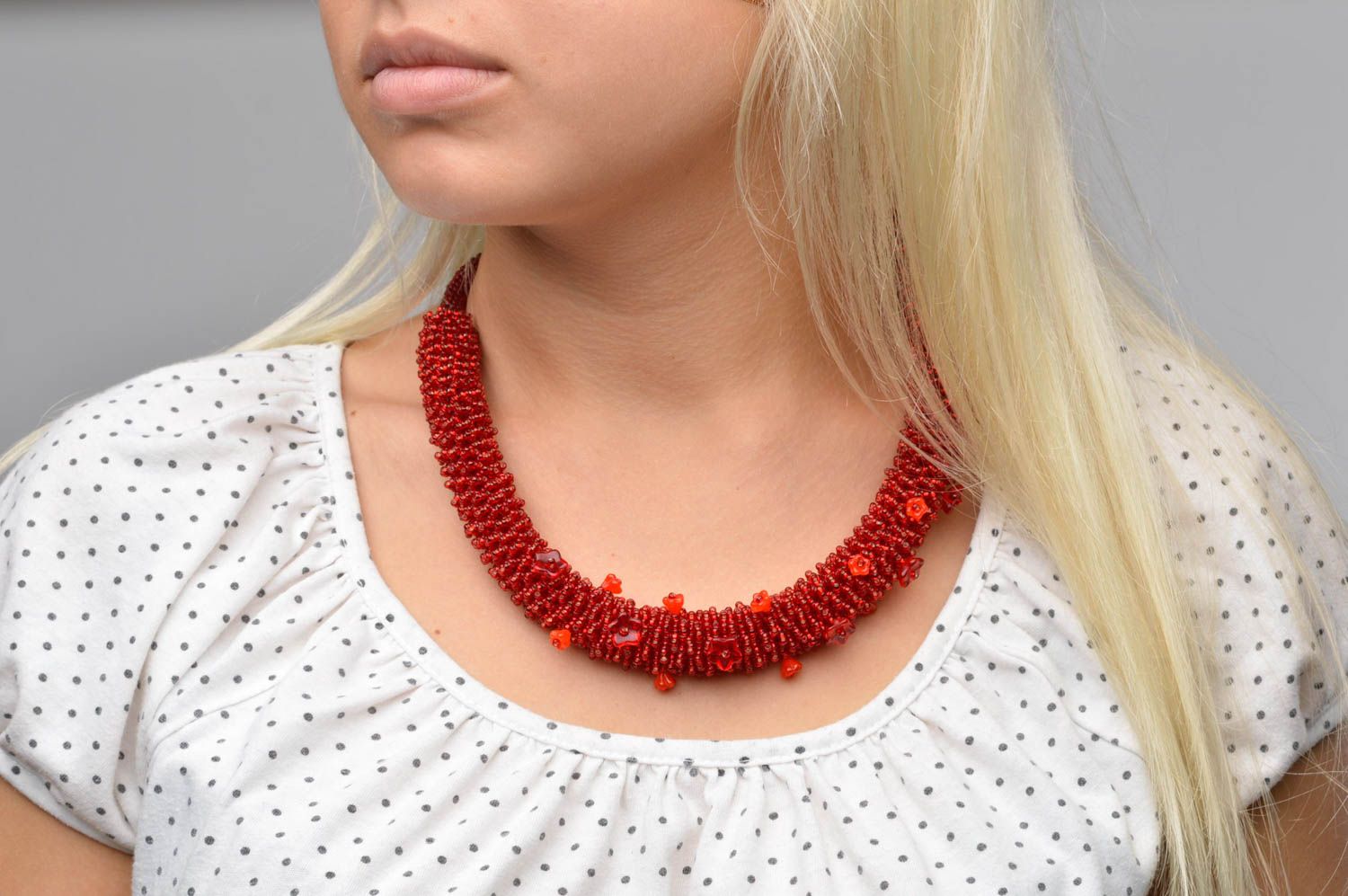 Collar para mujeres regalo original bisutería artesanal rojo hecha de abalorios foto 3