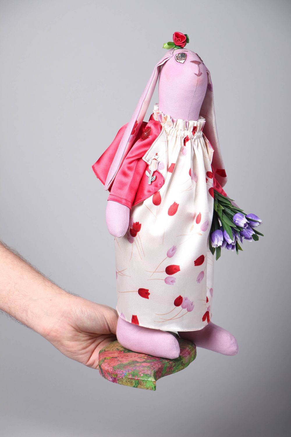 Jouet décoratif en tissu fait main Lapin avec bouquet photo 4