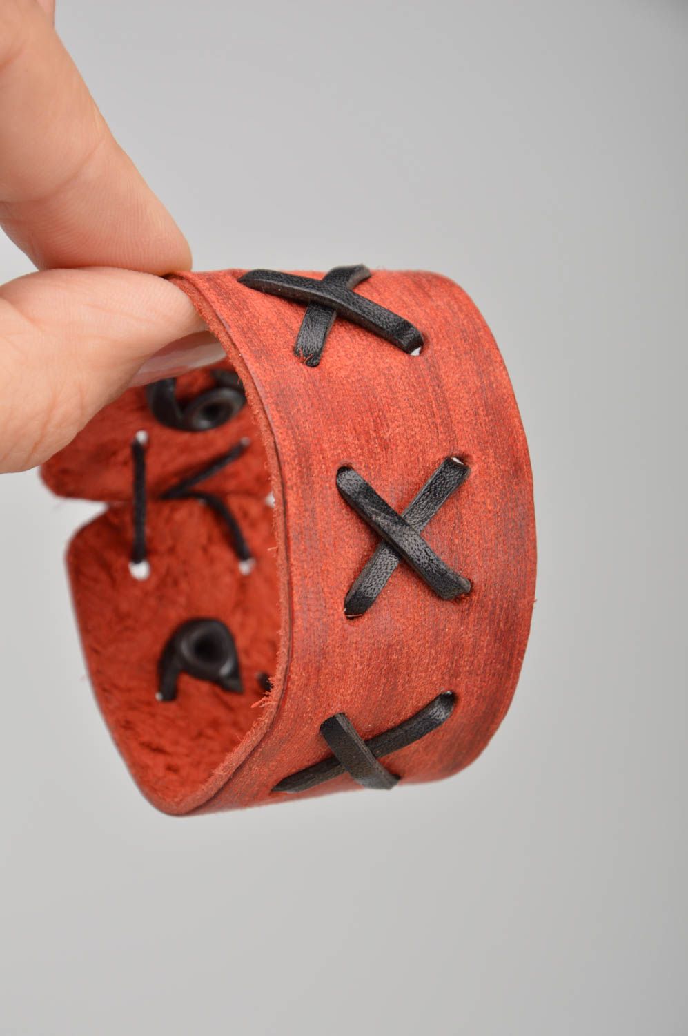 Large bracelet en cuir naturel rouge fait main original accessoire pour femme photo 3