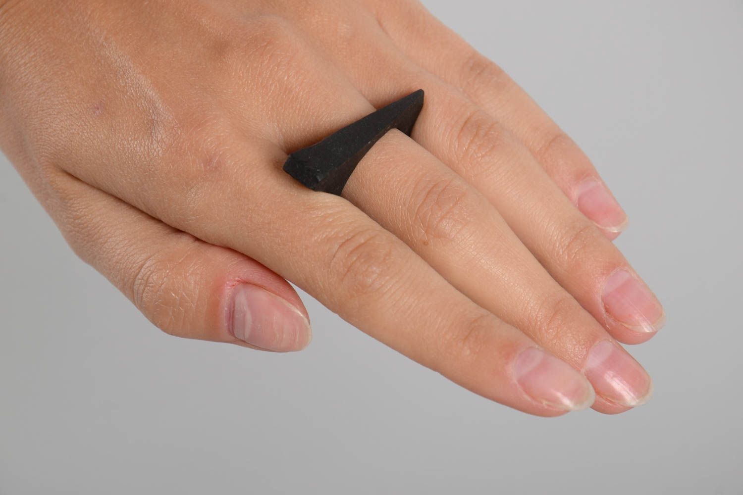 Модное кольцо из бетона кольцо ручной работы необычное кольцо черное красивое фото 2