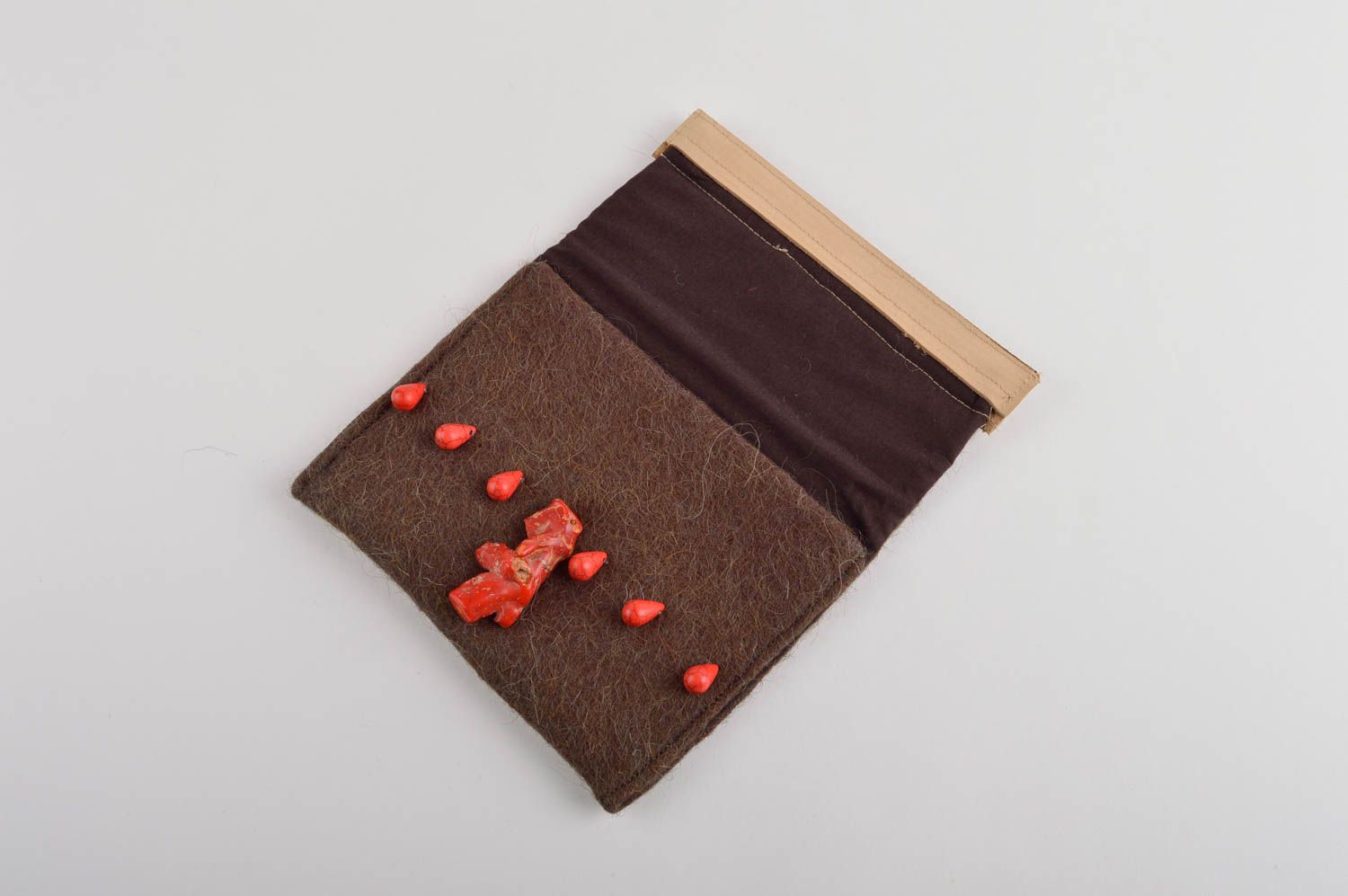 Pochette en laine feutrée Sac fait main marron avec corail Cadeau pour femme photo 3