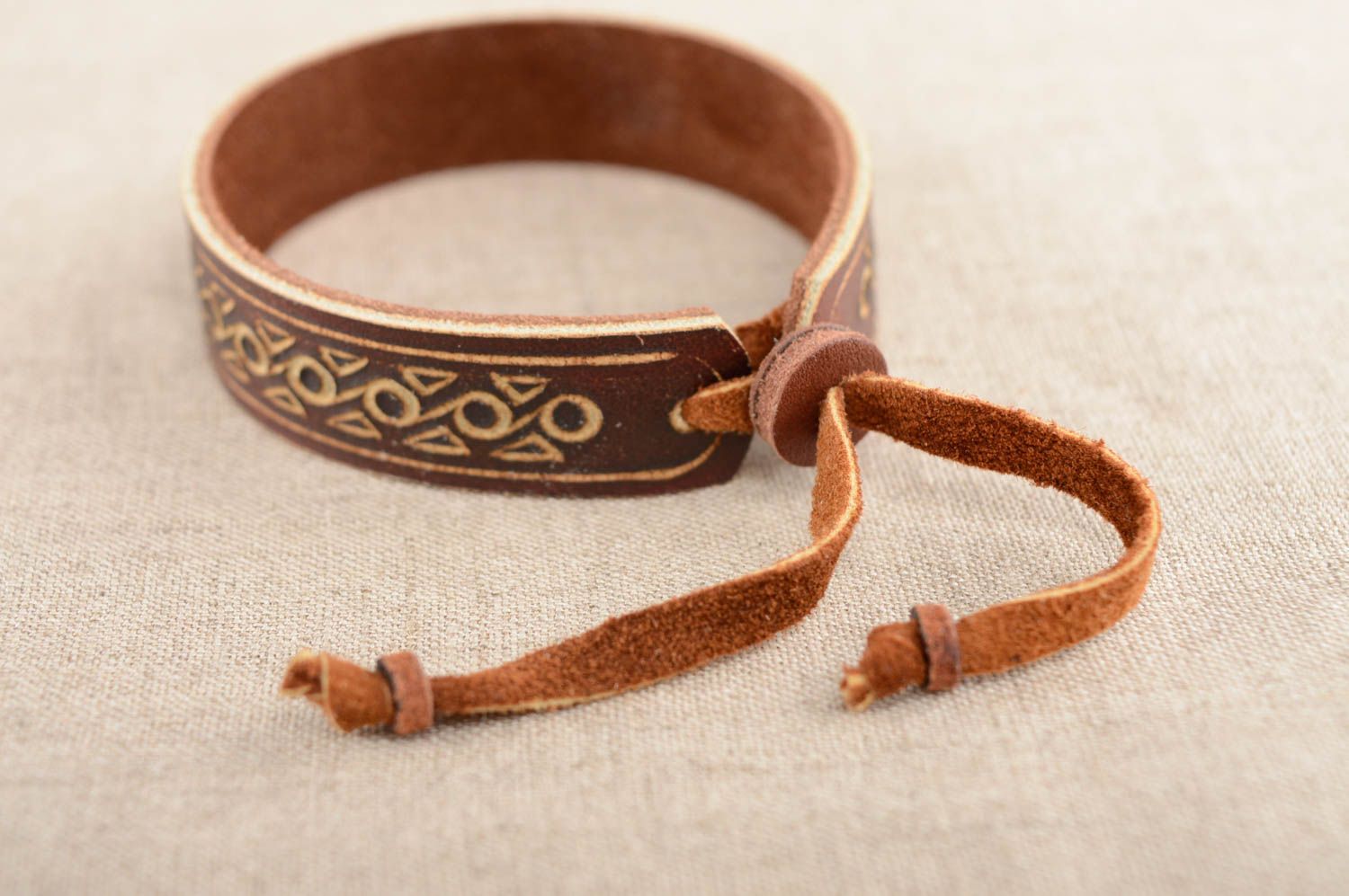 Bracelet en cuir naturel marron avec ornements fait main style ethnique photo 3