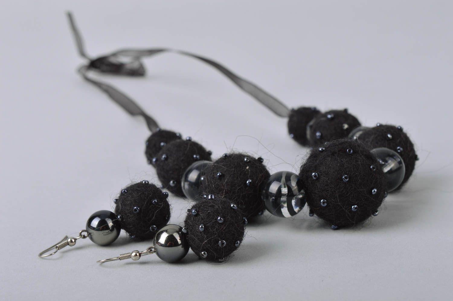 Set of jewelry felting technique 2 pieces earrings and necklace of black color photo 4