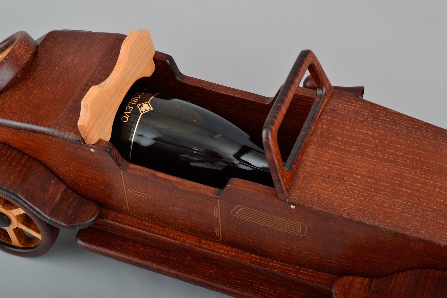 Soporte para el vino hecho de madera en tecnología de segmentos foto 3