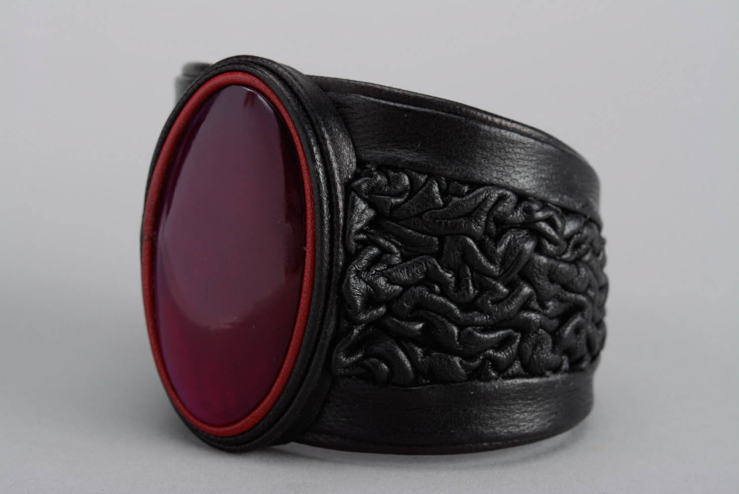 Breites Armband aus Kuhhorn und natürlichem Leder foto 1