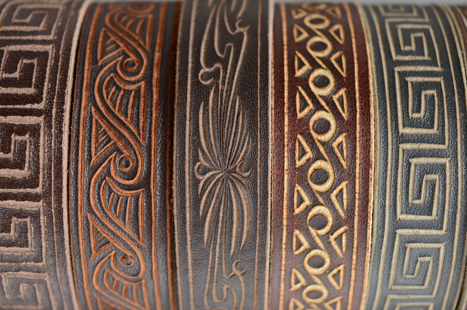 Brown carved leather bracelet photo 5