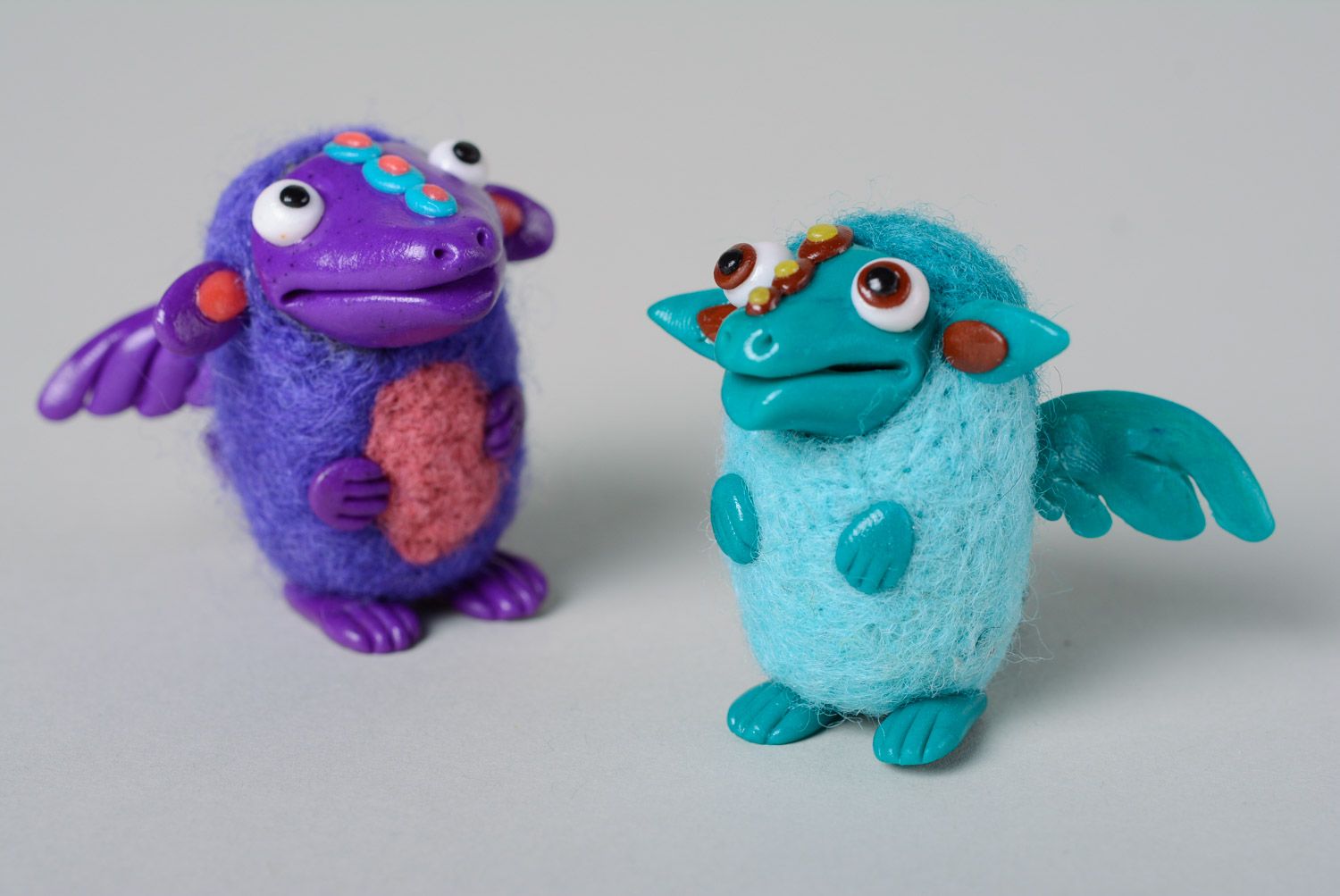 Handmade Spielzeug Drache in Blau aus Wolle gewalkt und Polymerton lustig foto 5