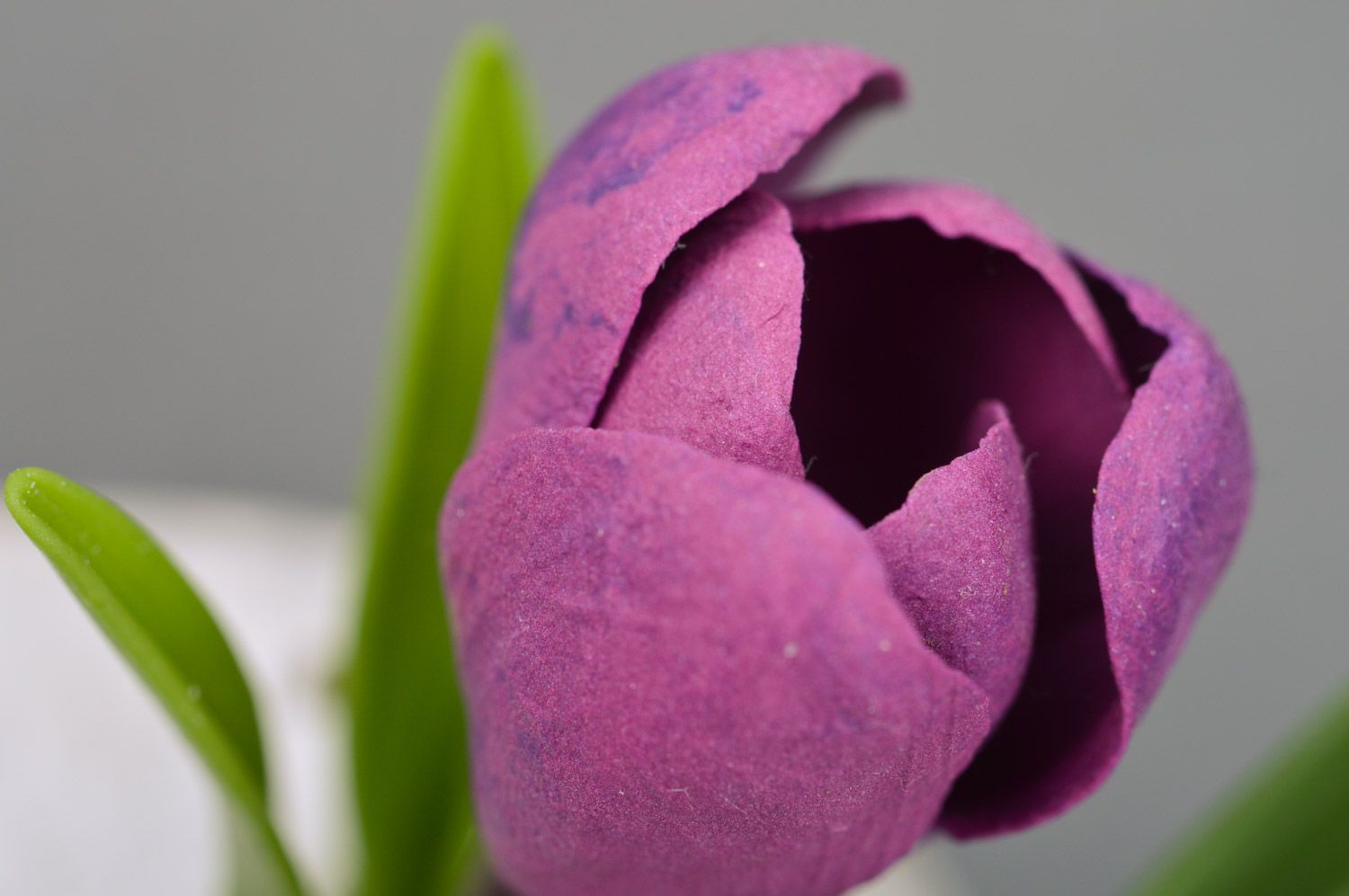Синереневый цветок крокус из полимерной глины ручной работы для декора интерьера фото 4
