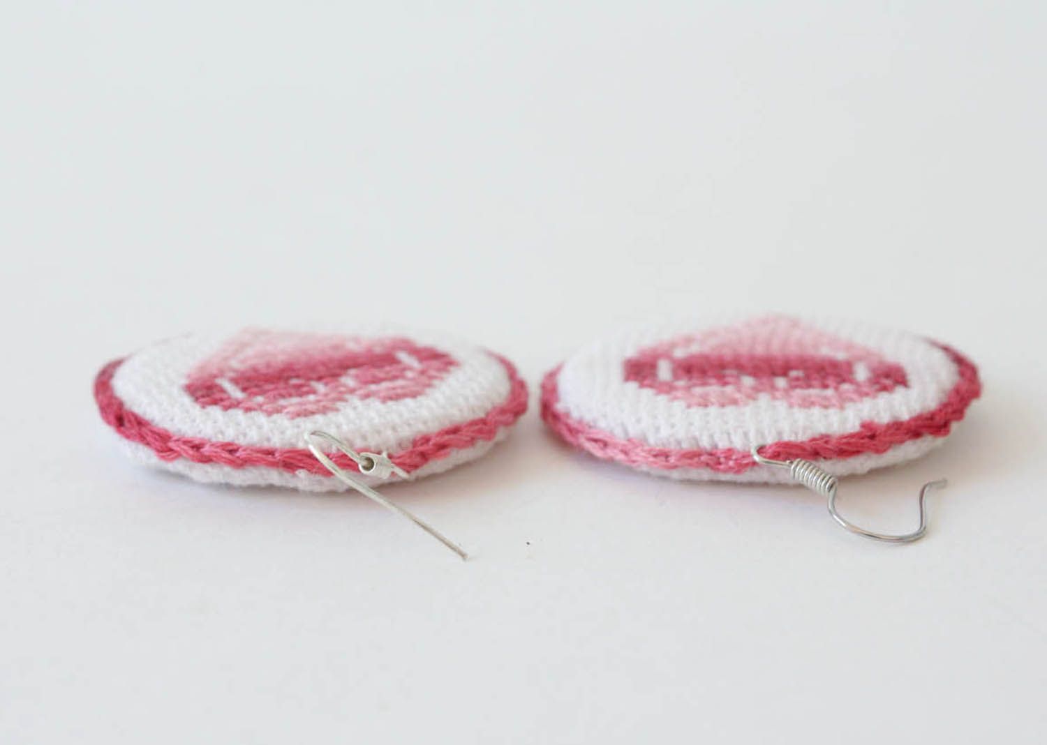 Runde rosa-weiße Ohrringe mit Stickerei foto 2