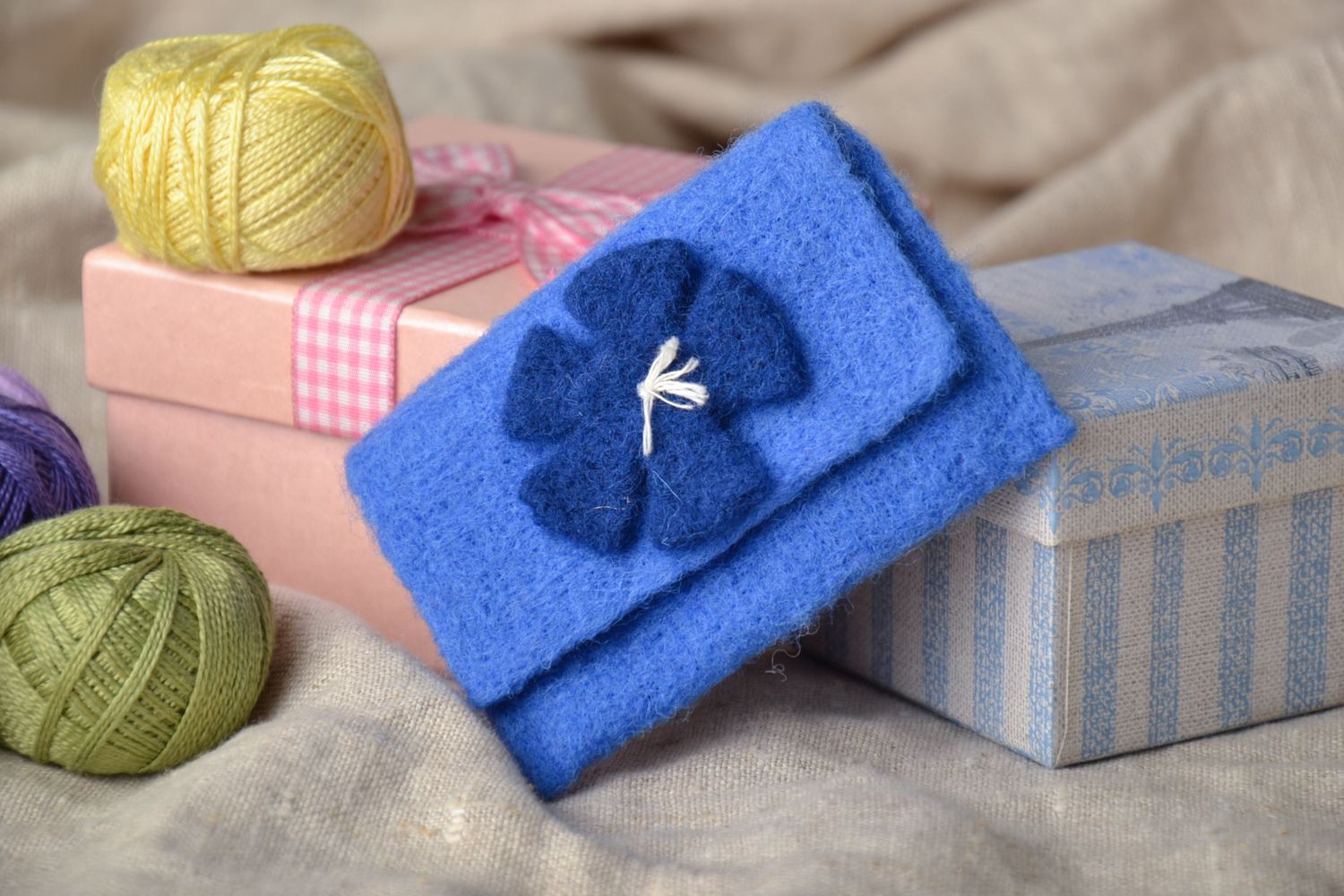 Billetera de lana hecha a mano azul con flor foto 1