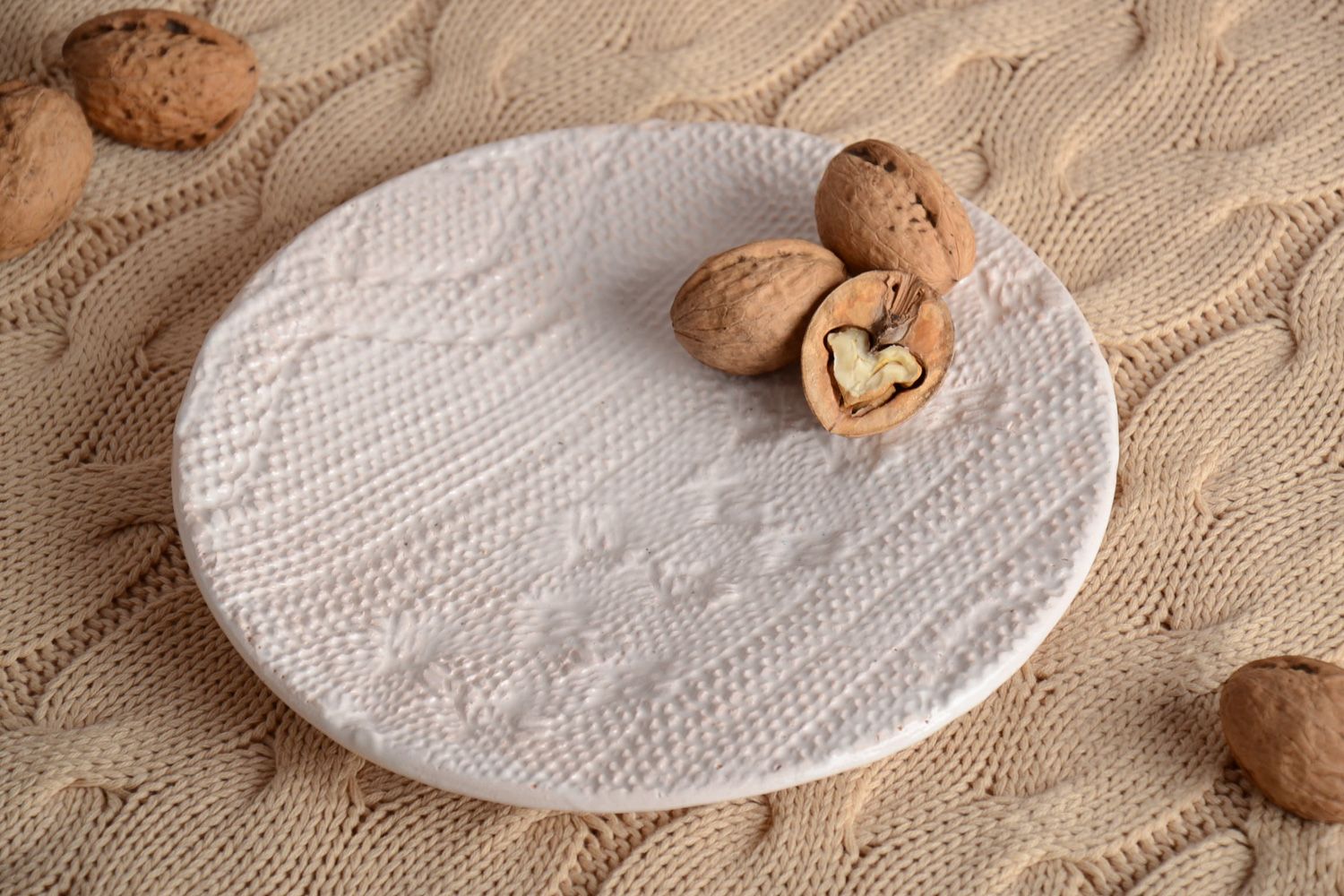 Handgemachter flacher keramischer Teller mit Ornament aus naturellem Material Ton foto 1