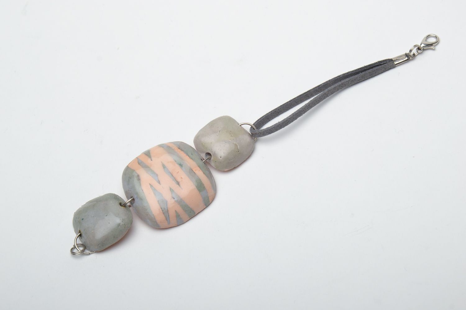 Gray clay flat bead bracelet photo 4