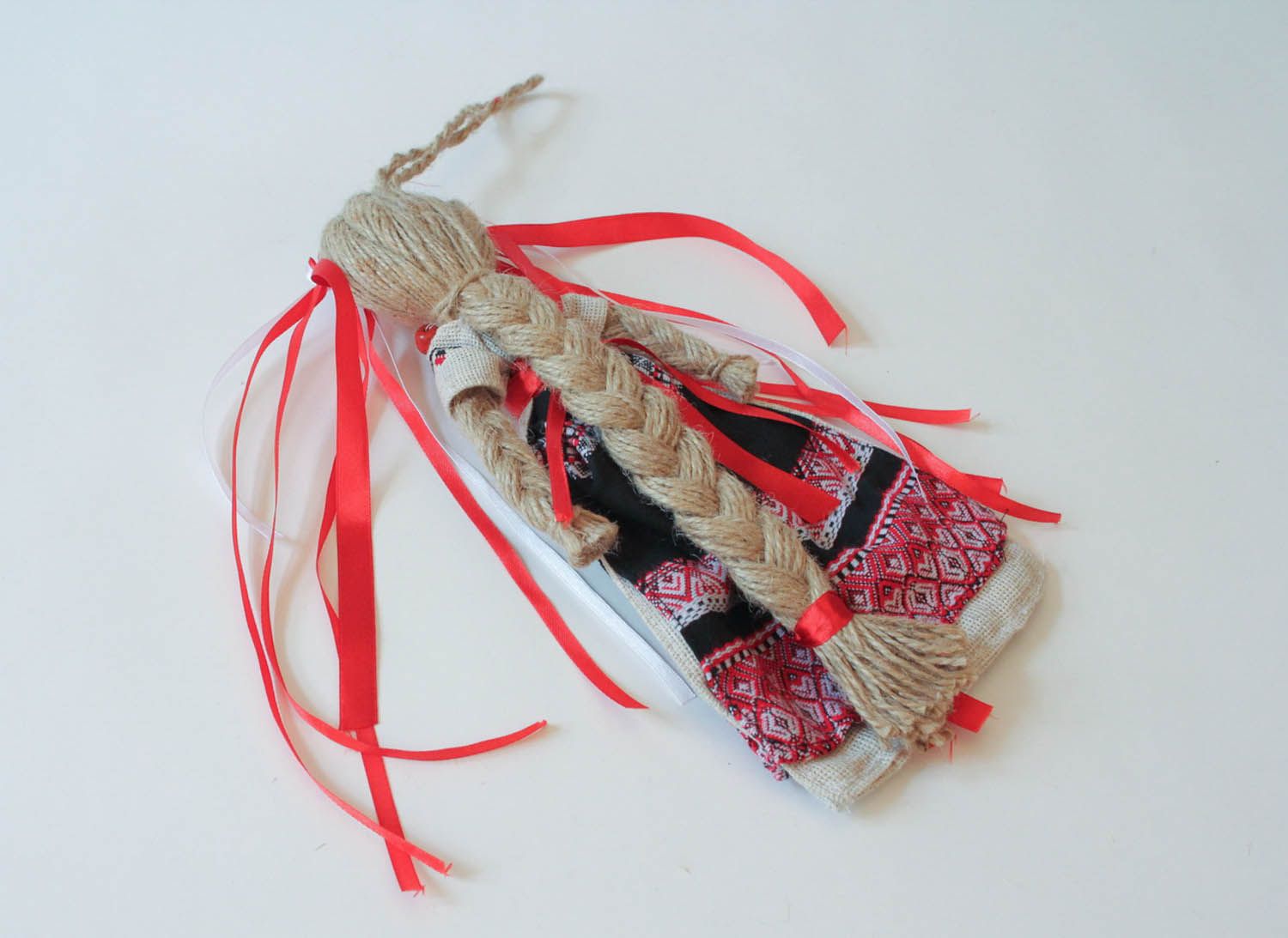 Boneca étnica protectora feita à mão de tecido de linho foto 2