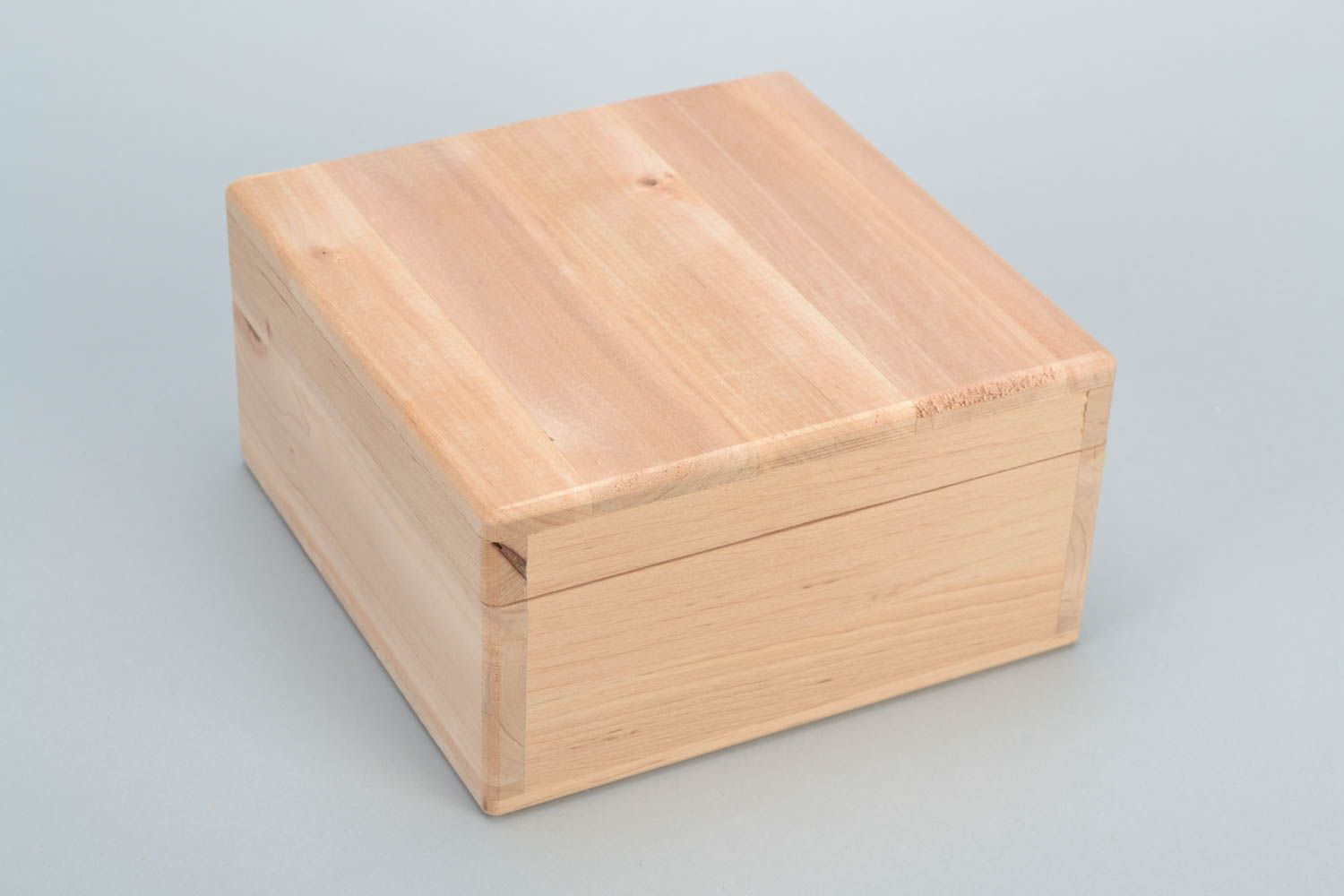 Pieza para decorar caja con tapa hecha a mano de madera clara foto 3