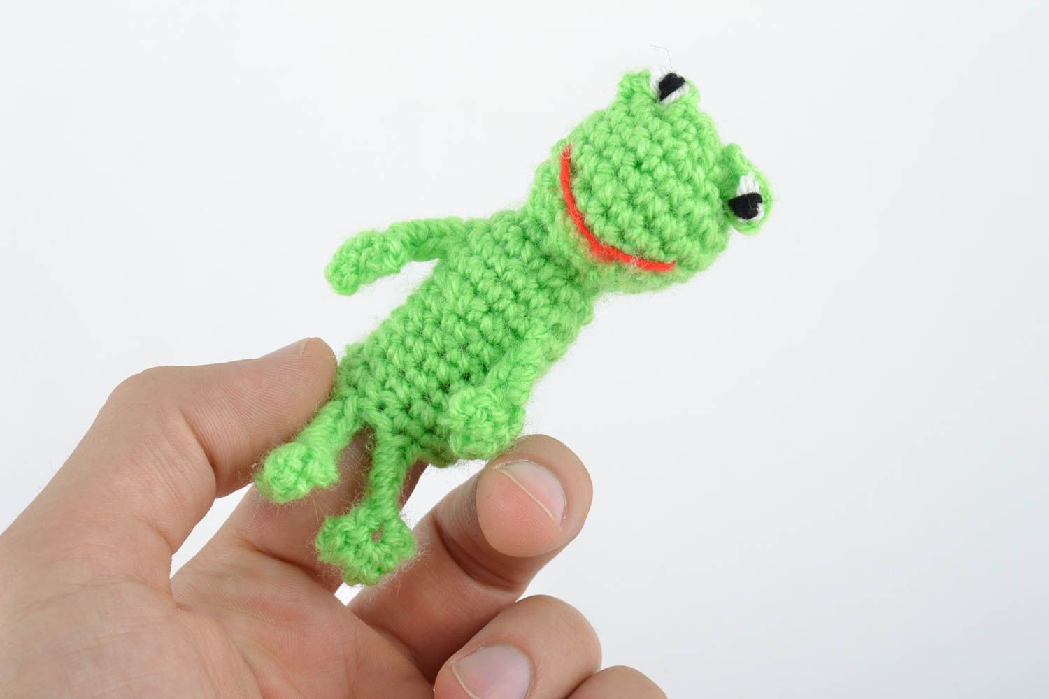 Пальчиковая игрушка Лягушка вязаная из хлопка ручной работы маленькая зеленая фото 2