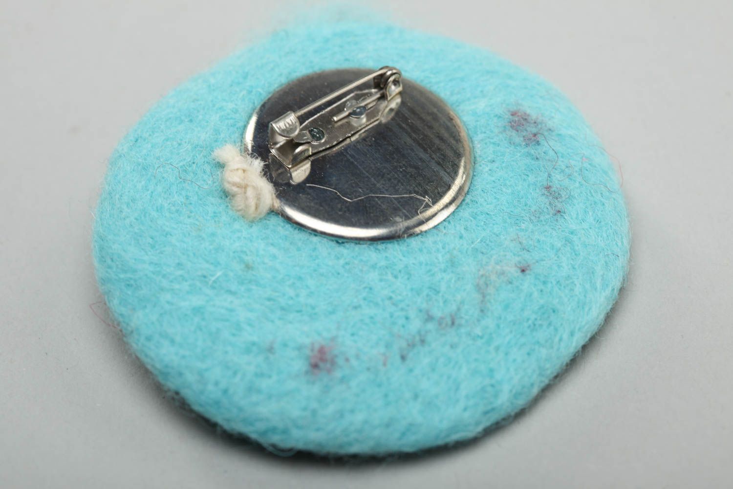 Broche frimousse bleue en laine feutrée avec boutons ronde amusante faite main photo 4