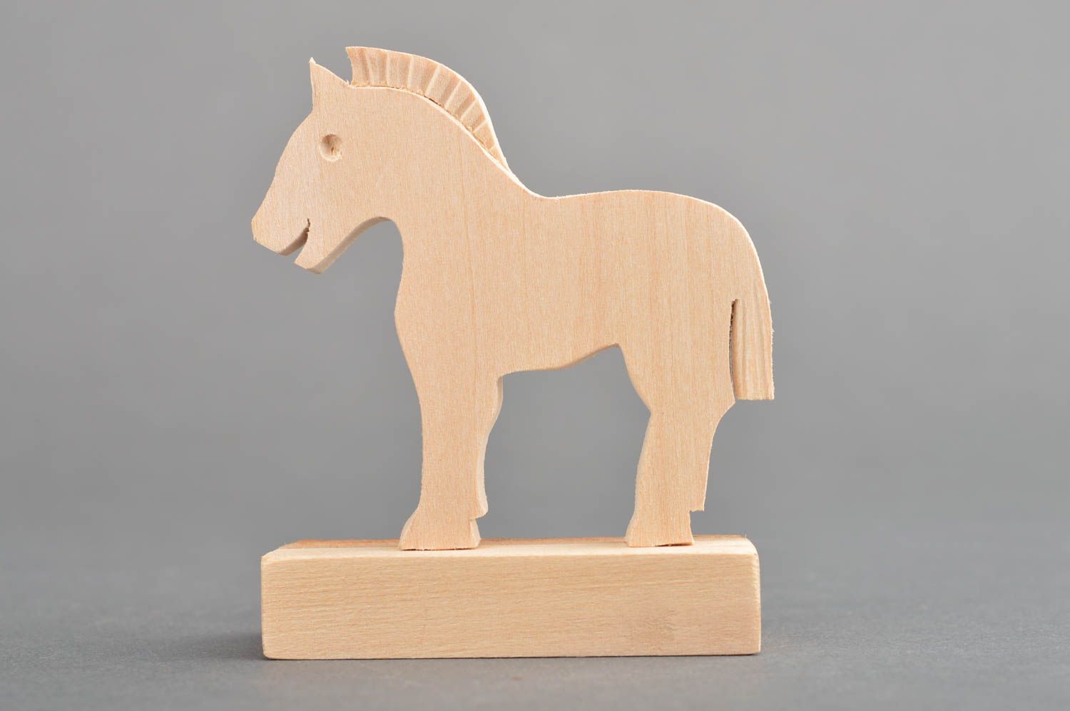Estatueta de madeira na forma de um cavalo para pintura. foto 2