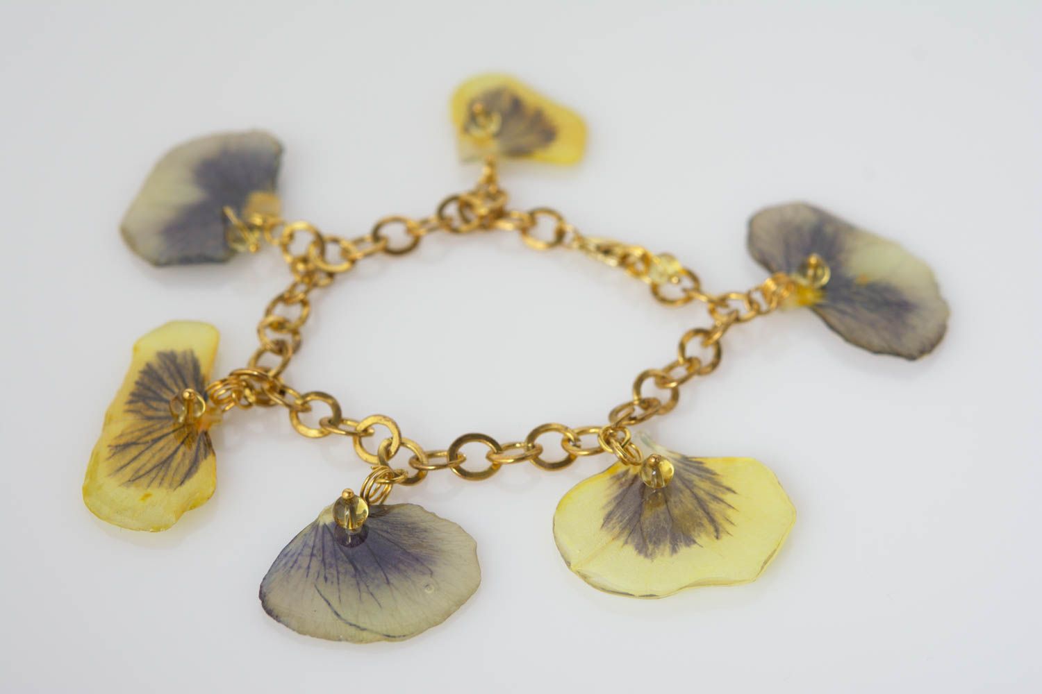 Handmade decorative stylish bracelet with flower petals in epoxy resin on chain photo 2