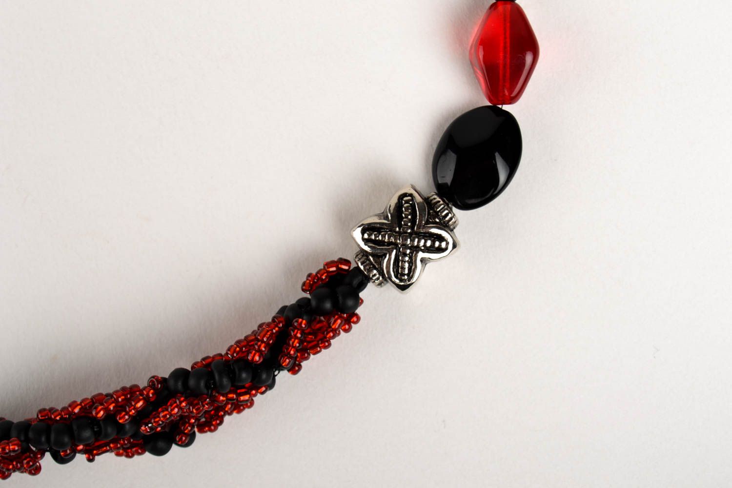 Collier perles rocaille Bijou fait main Accessoires femme design noir rouge photo 2