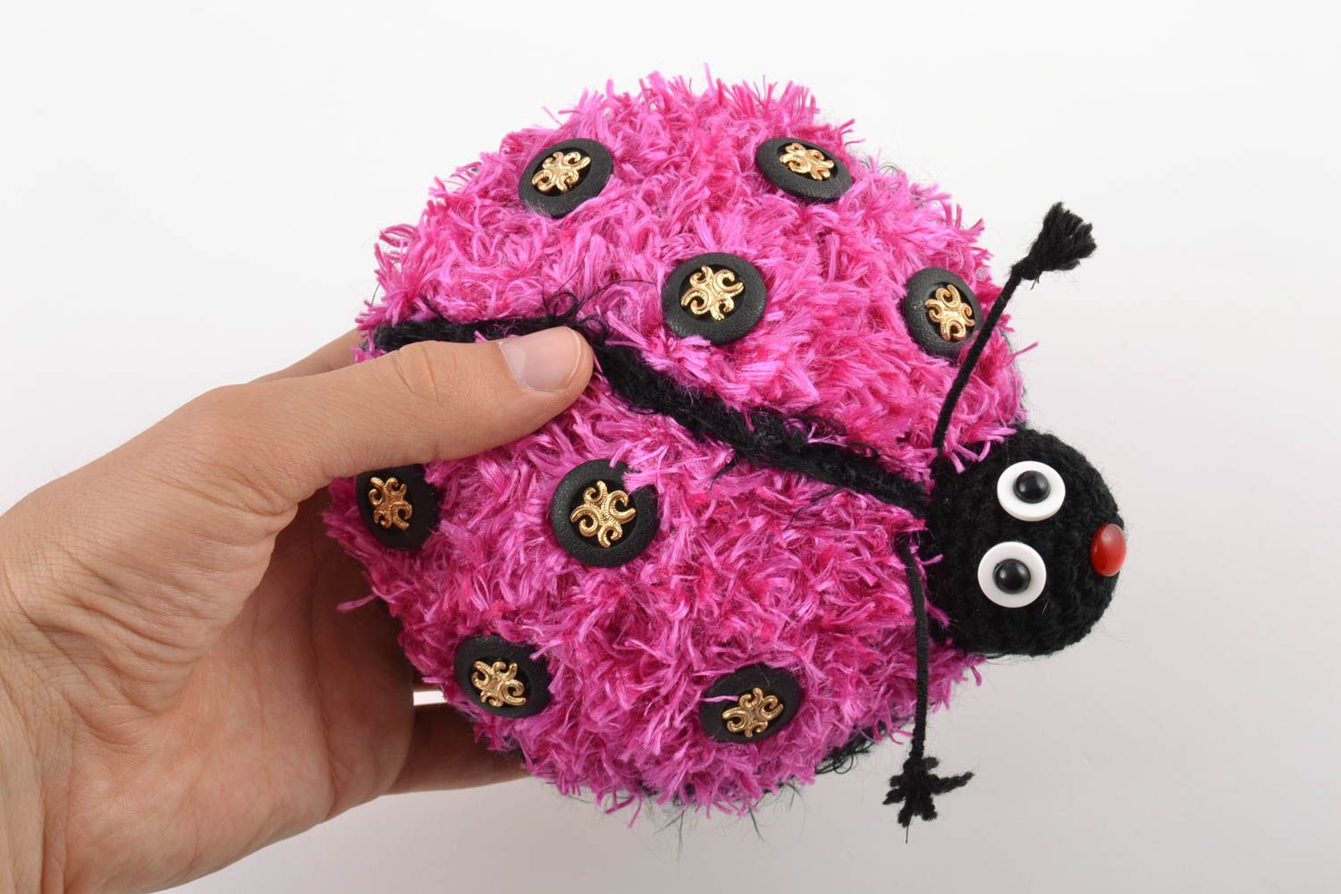 Мягкая вязаная игрушка в технике амигуруми розовая в виде божьей коровки хенд мейд фото 2