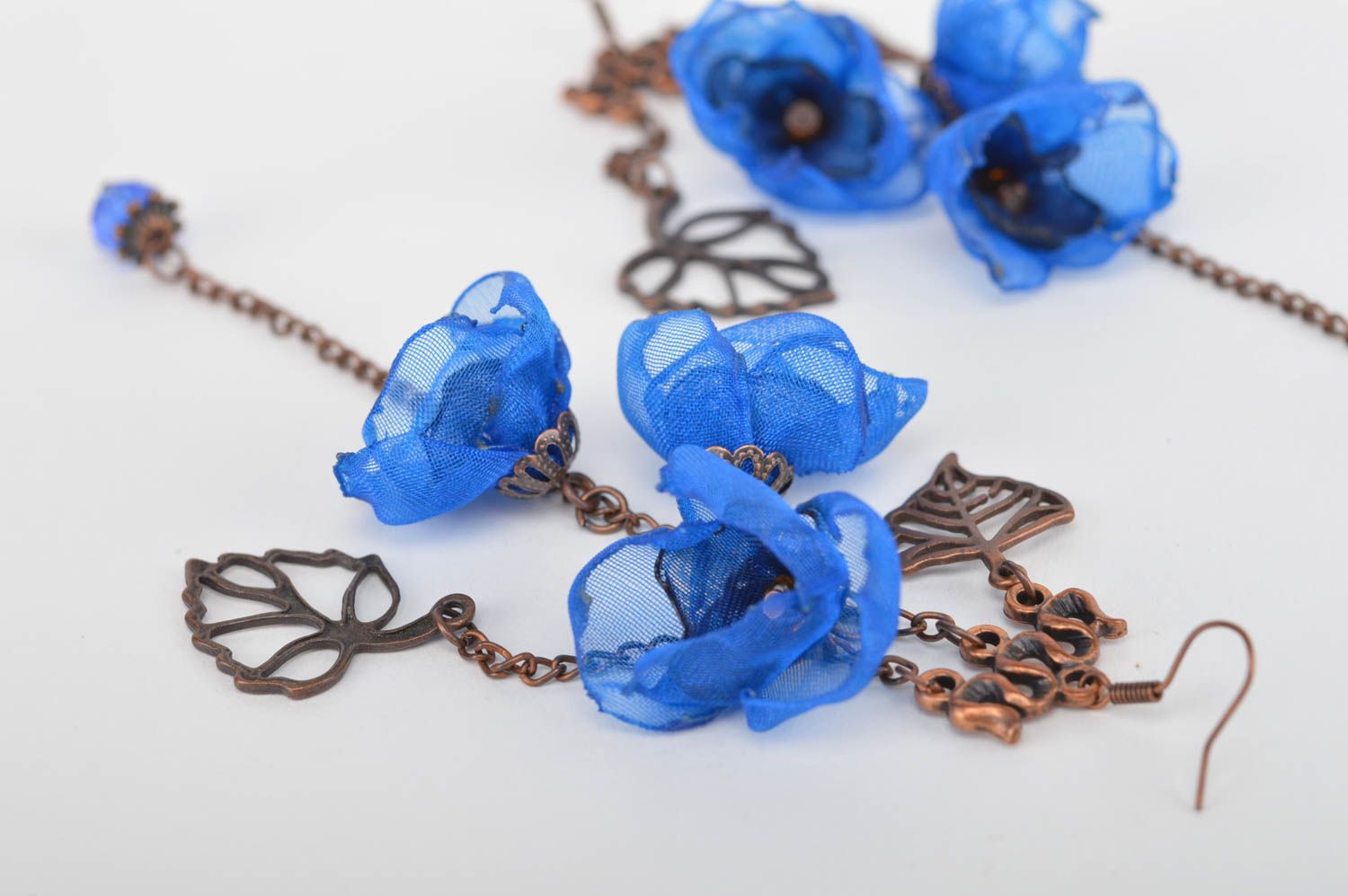 Серьги в виде цветов из шифона ручной работы авторские синие с подвесками фото 4