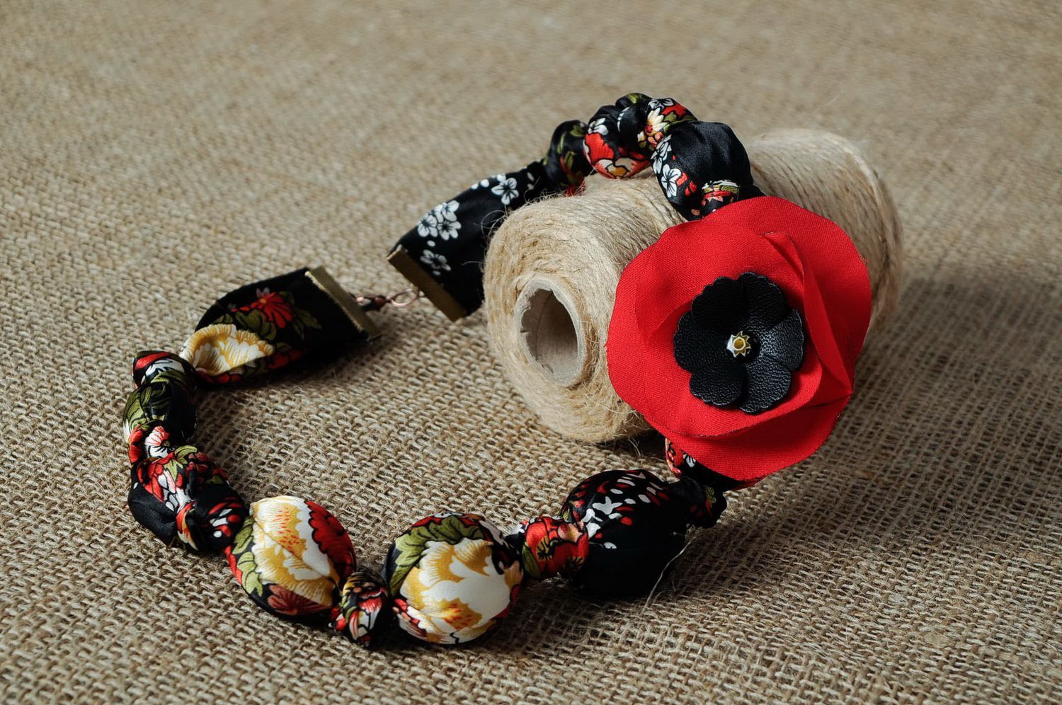 Bunte Perlenkette aus Silk und Holz rote Mohnblume foto 4