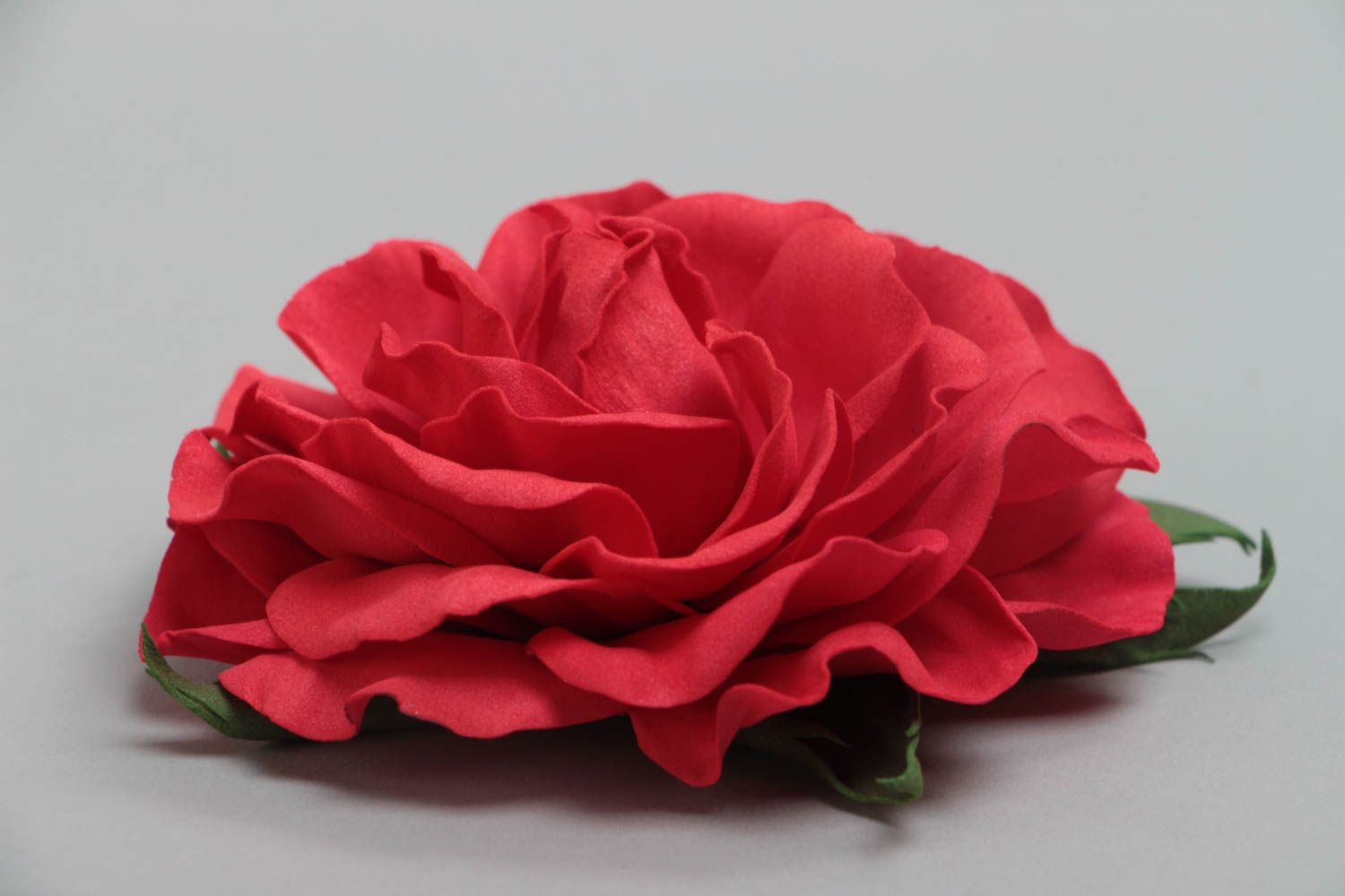 Красная брошь в виде цветка из фоамирана ручной работы крупная красивая фото 3
