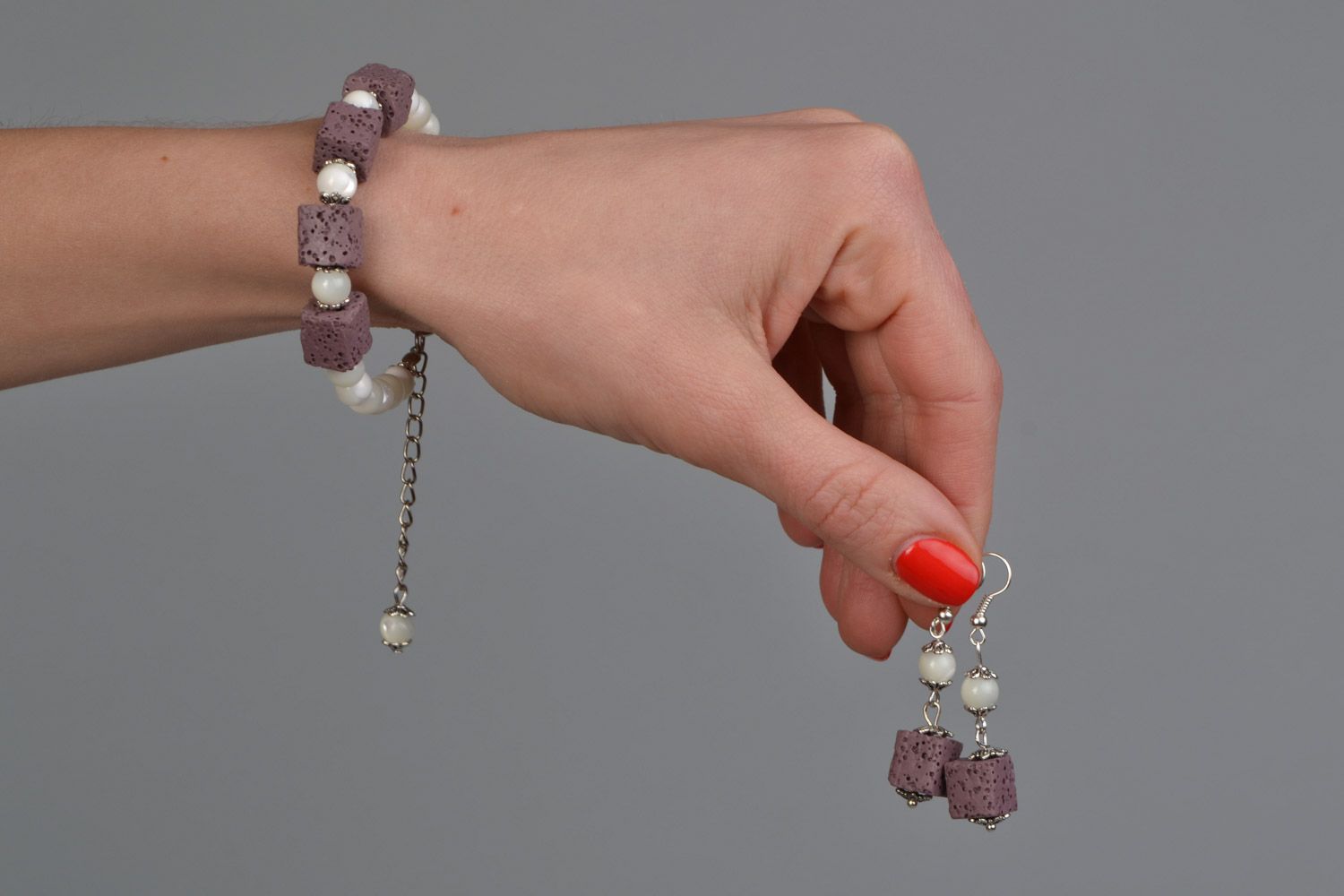 Handgemachtes Schmuckset 3 Stück Kette Armband Ohrringe aus Lava und Perlmutt foto 4