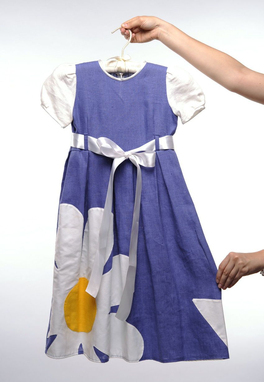 Vestido infantil de lino con aplicación foto 1