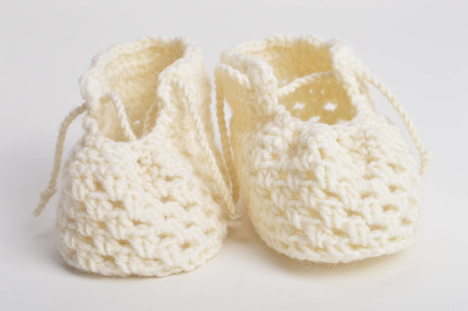 Patucos de bebé tejidos a mano de lana mezclada claros dotados con cordones foto 2