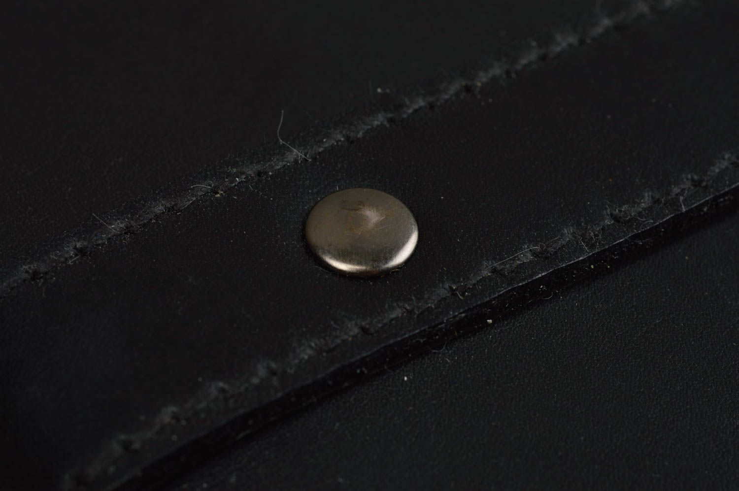 Portefeuille en cuir naturel noir fait main avec éléments métalliques élégant photo 10
