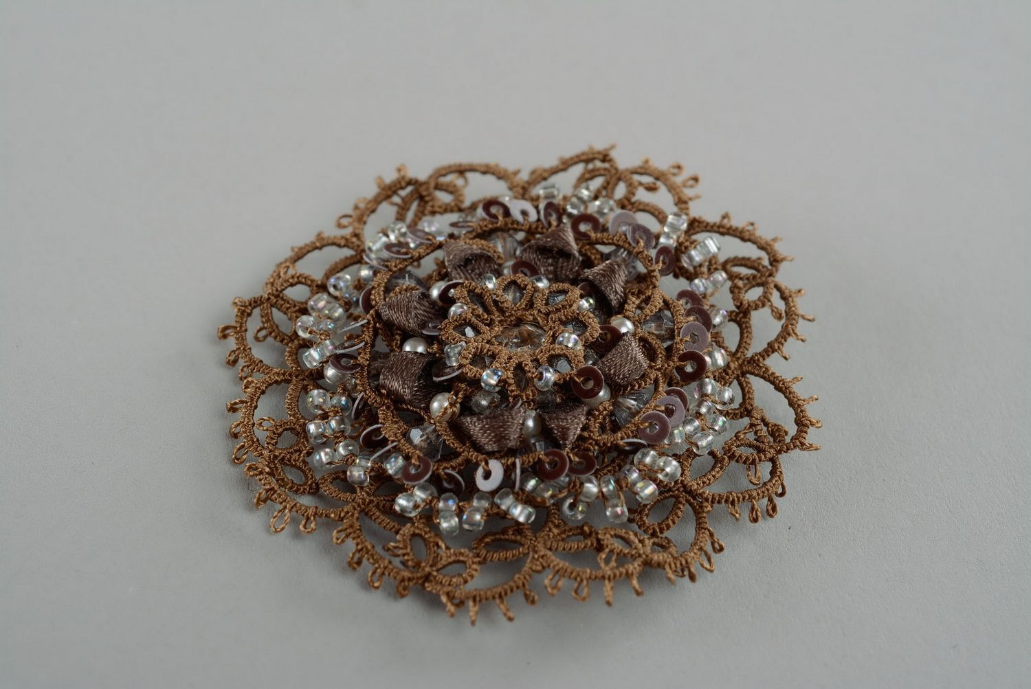 Brooch made using tatting technique photo 3