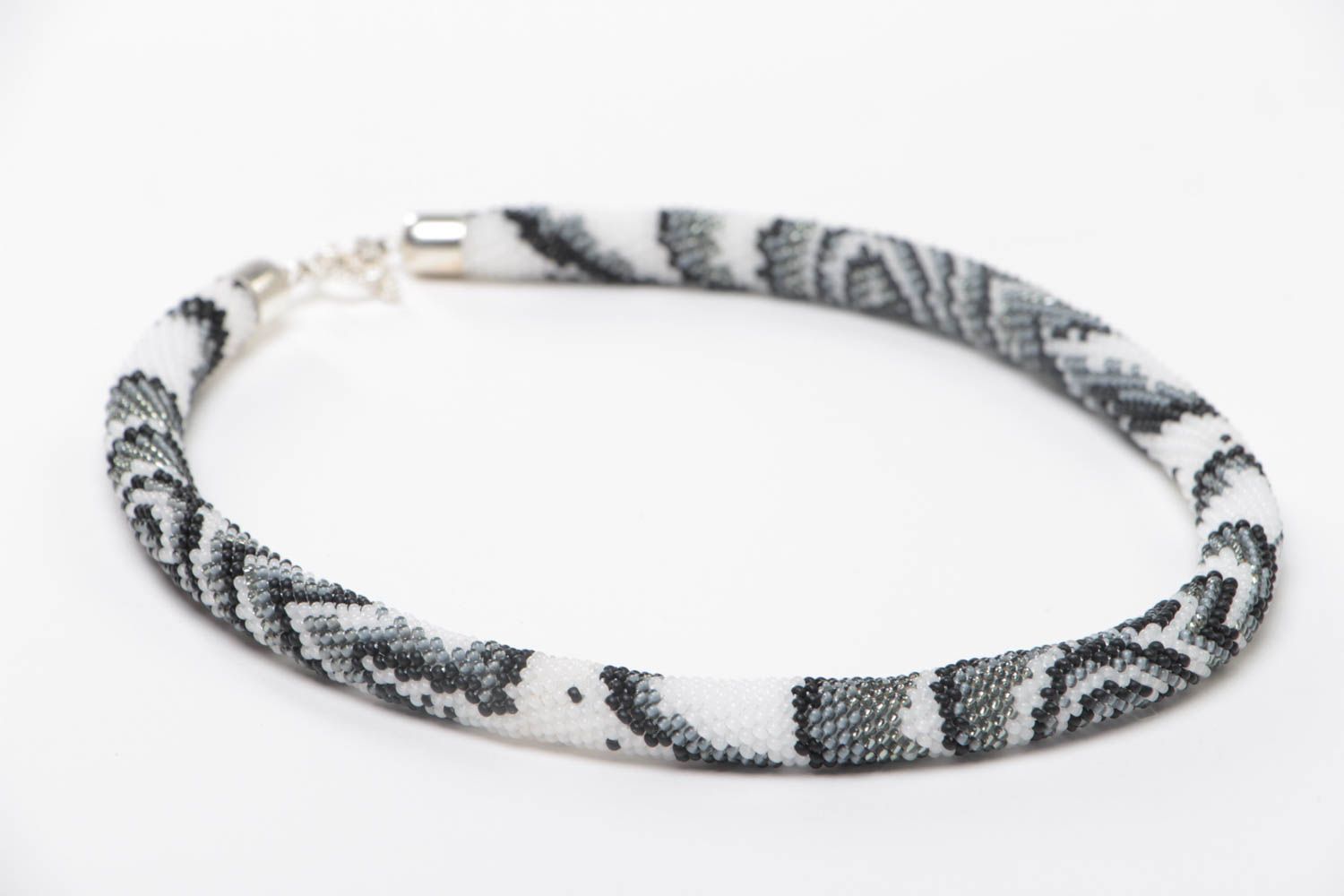 Collier spirale en perles de rocaille blanc à motif gris original fait main photo 3