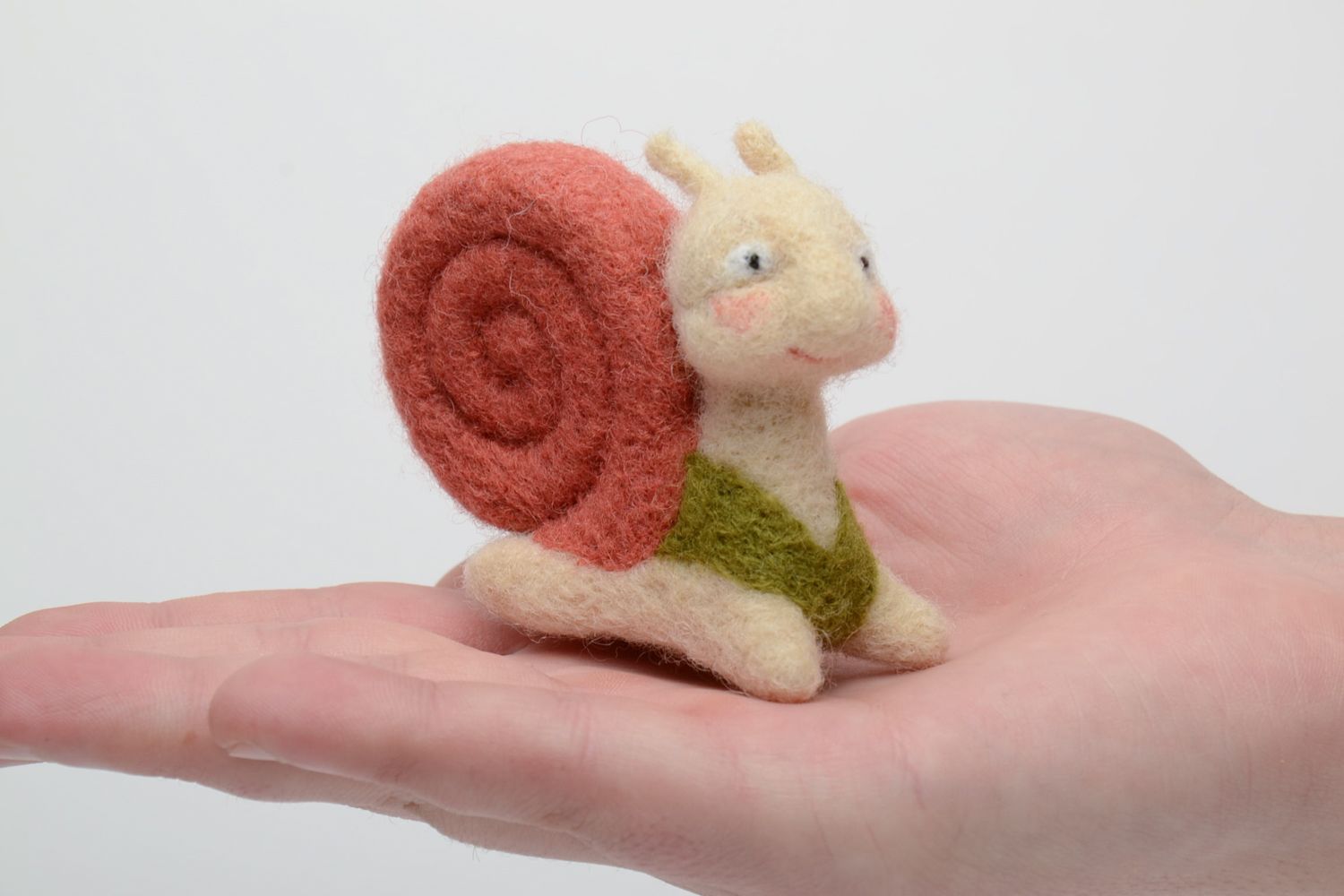 Petite peluche escargot en laine feutrée photo 5