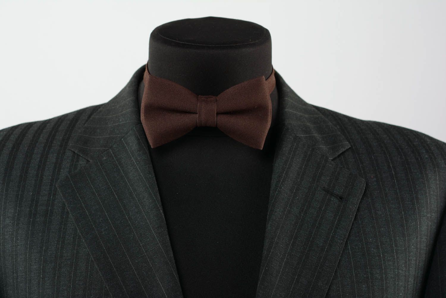 Braune Fliege Krawatte aus Textil foto 2