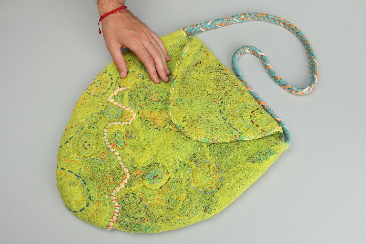 Hellgrüne handgemachte Tasche aus Wolle Nuno Felting foto 4