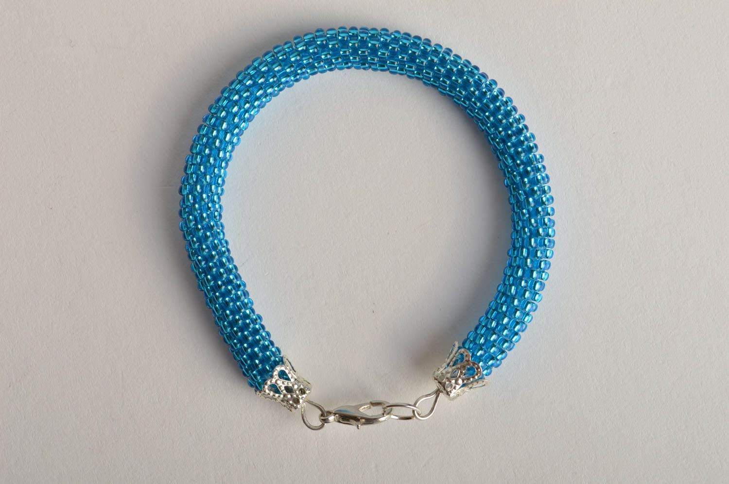Модный браслет ручной работы украшение из бисера голубой браслет из бисера фото 3