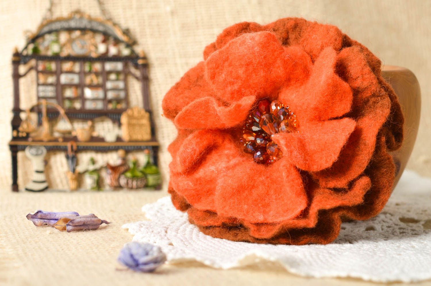 Broche fleur orange Bijou fait main grosse en laine feutrée Cadeau femme photo 1