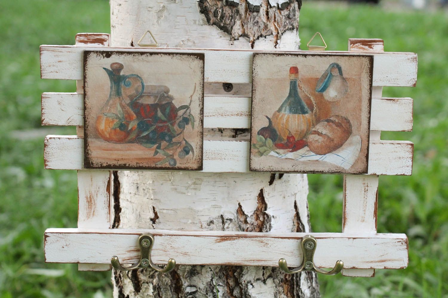 Cabide decorativo feito de madeira pintado com tintas acrílicas coberto com verniz foto 1