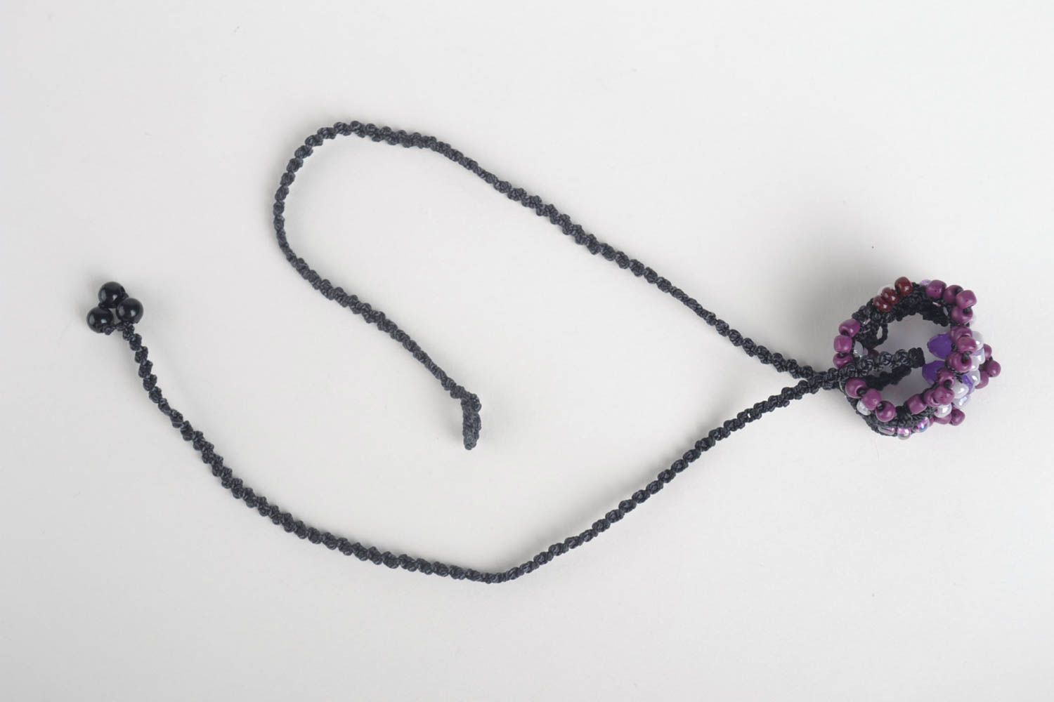 Украшения ручной работы фиолетовая подвеска на шею кулон из бисера и ниток фото 4
