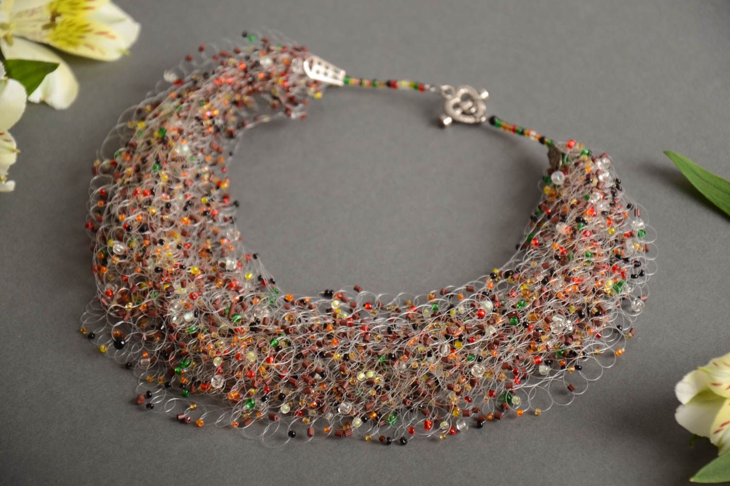 Collar de abalorios artesanal multicolor trenzado ligero con cierre toggle  foto 1