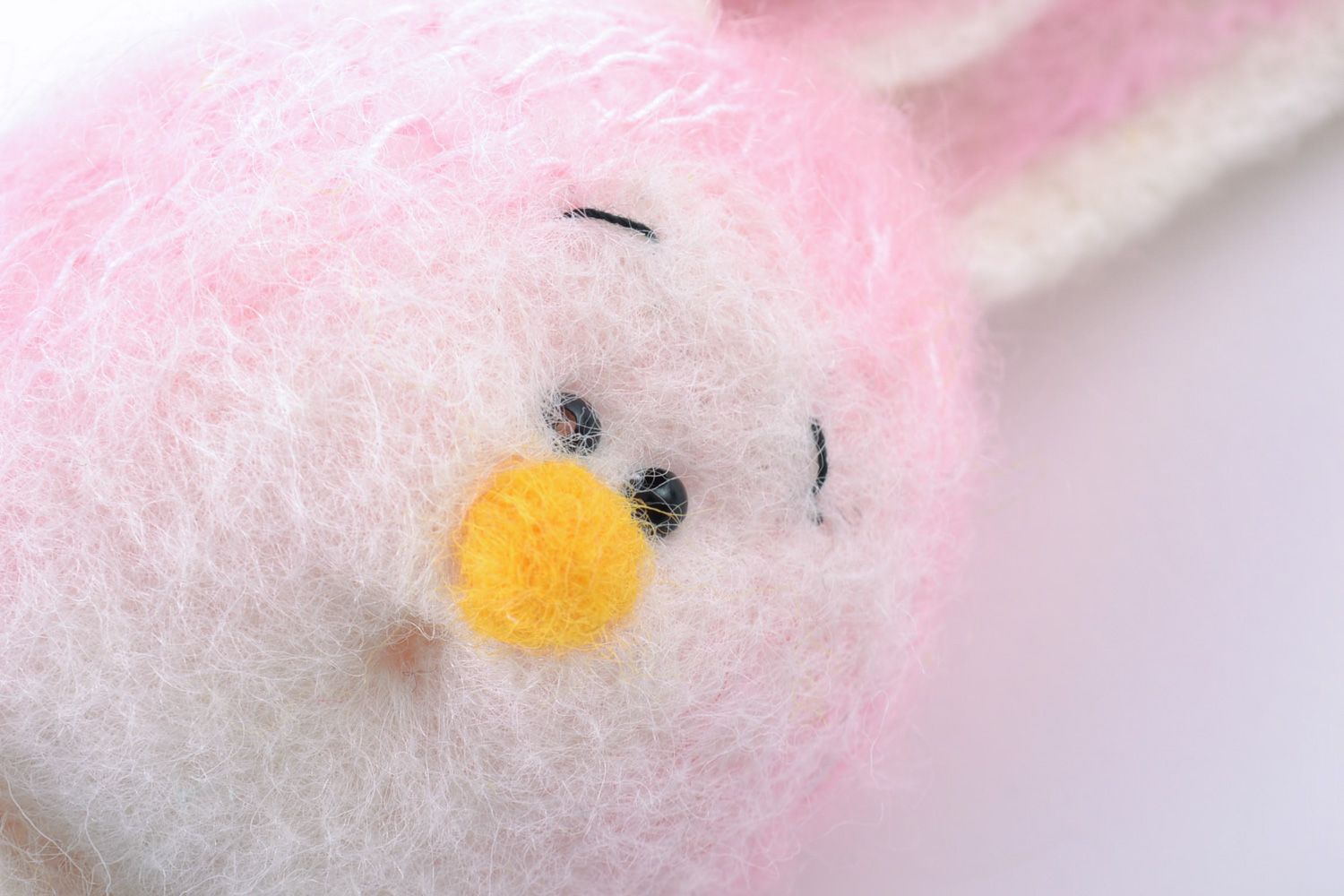 Игрушка заяц с длинными ушами розовый с элементами валяния детский  фото 3