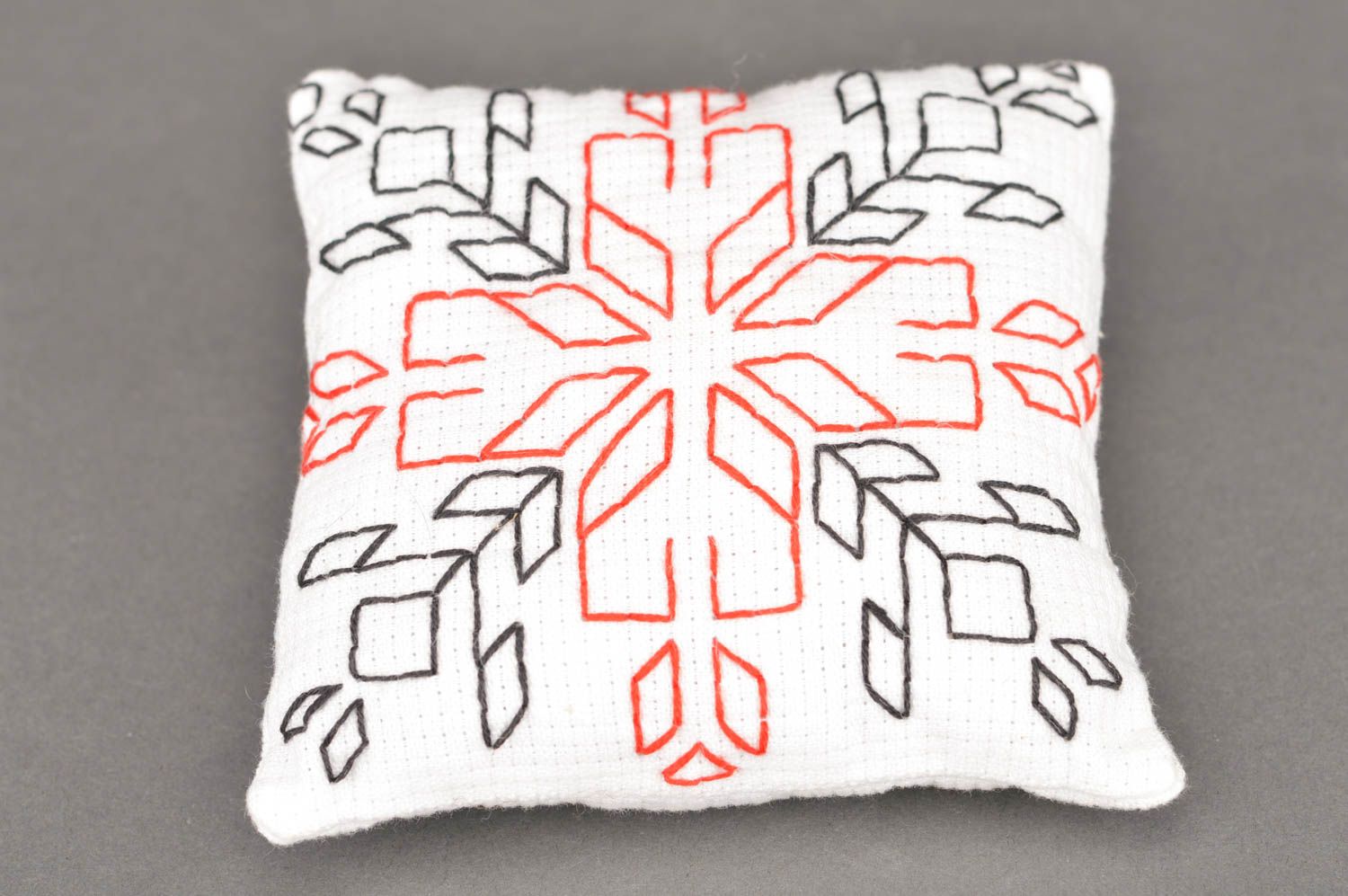 Alfiletero de tela original con forma de almohada bordado hecho a mano estiloso foto 2